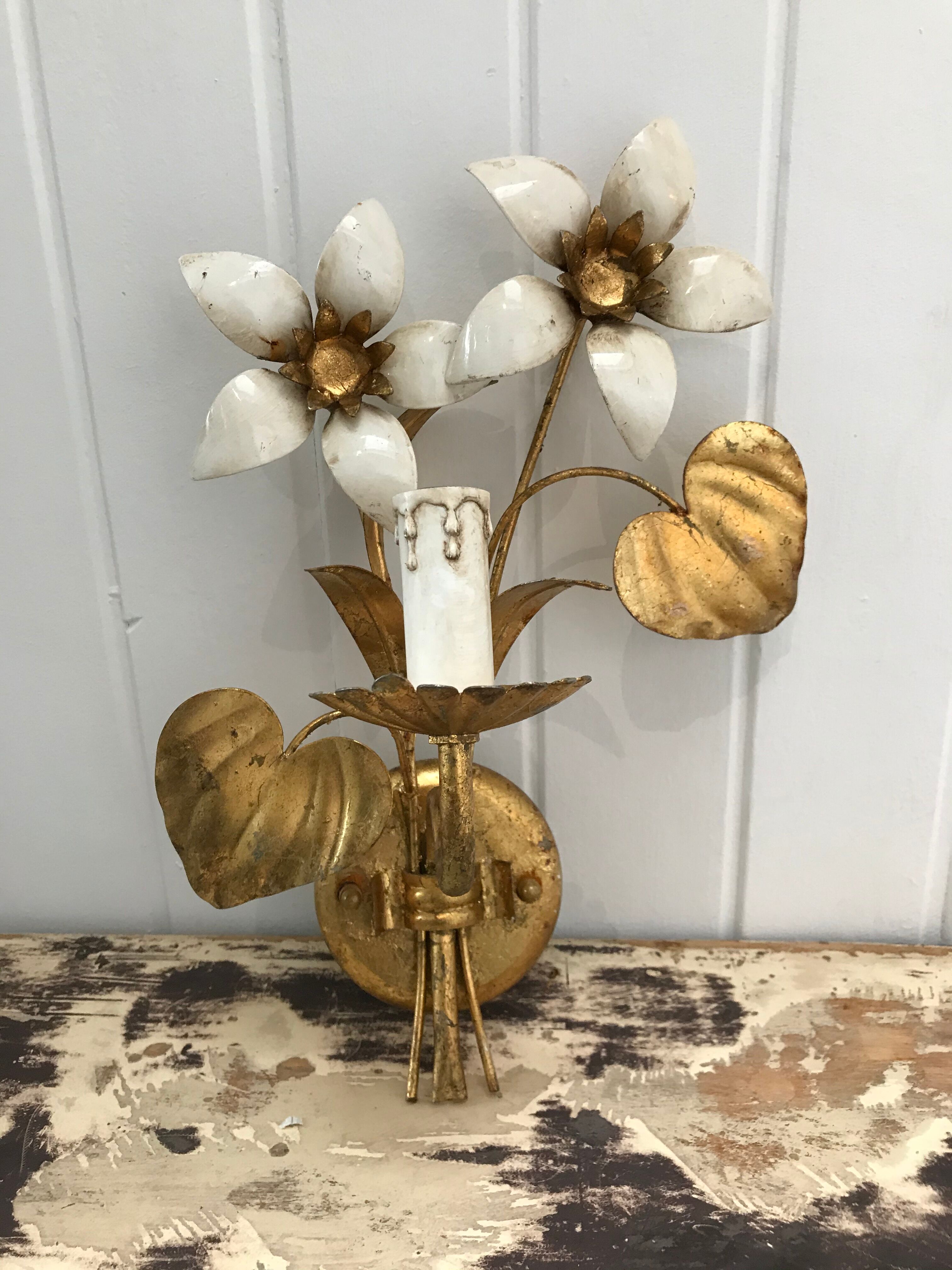 OLIVE BRASS FLOWER WALL LAMP