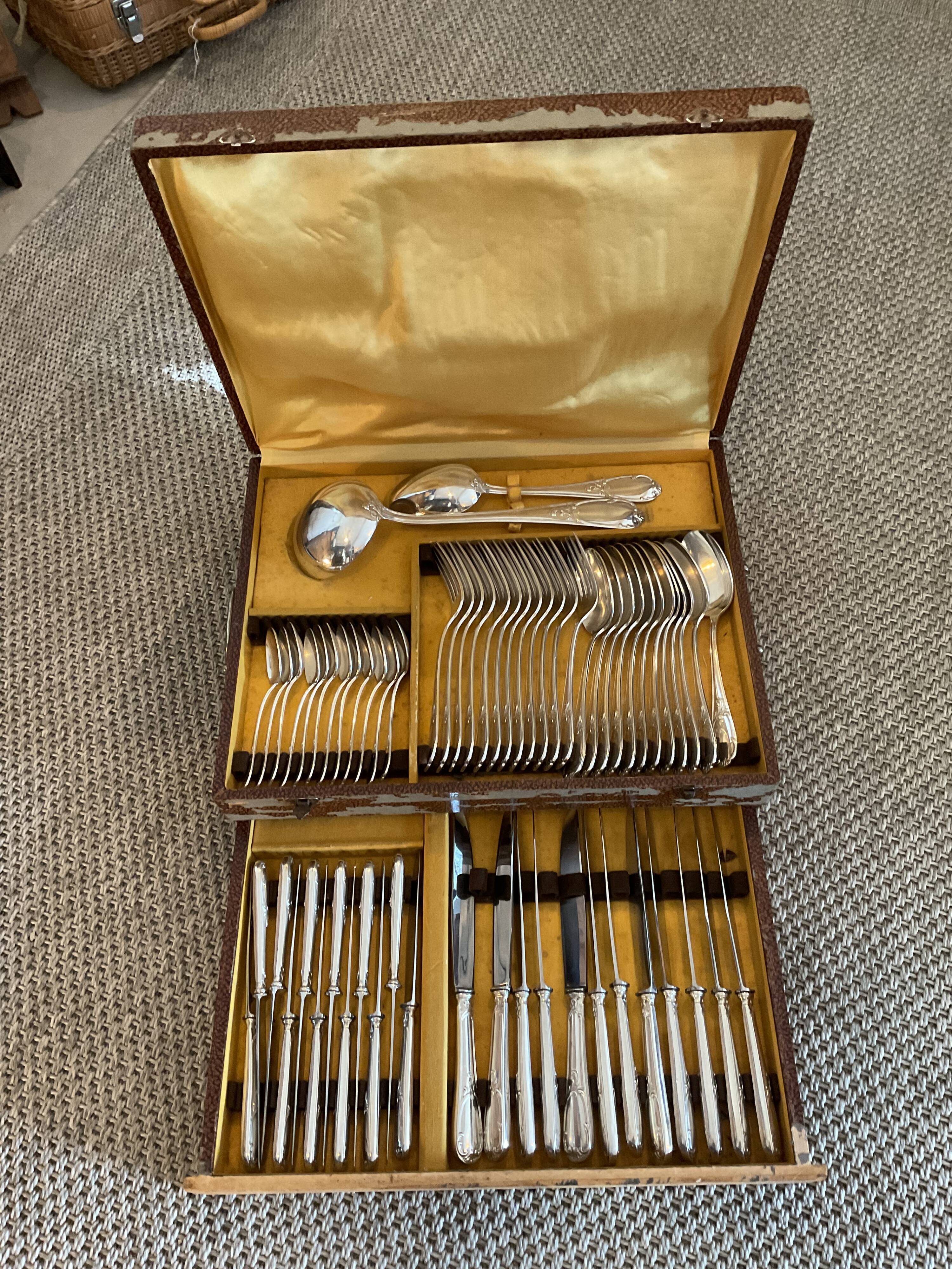 Cutlery set box on 2 levels.62 pieces.silver metal. N°4