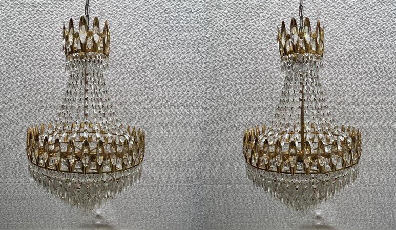 Lot - Pair of Swarovski crystal chandelier Italian design.