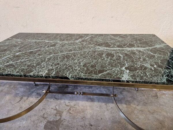 Table basse en laiton et dessus de marbre veiné vert des Alpes - 1960
