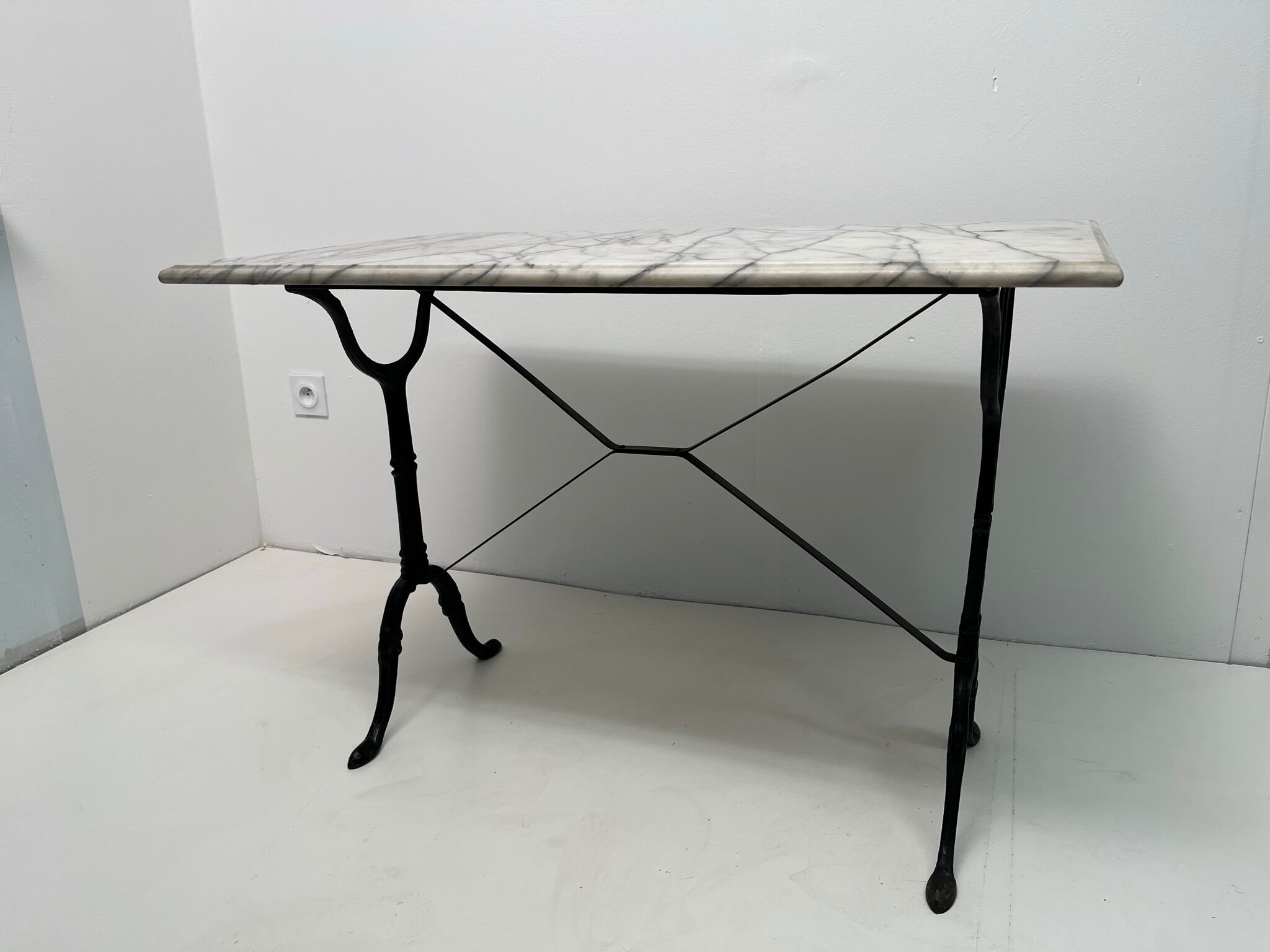 Table bistrot marbre du début du XXe siècle