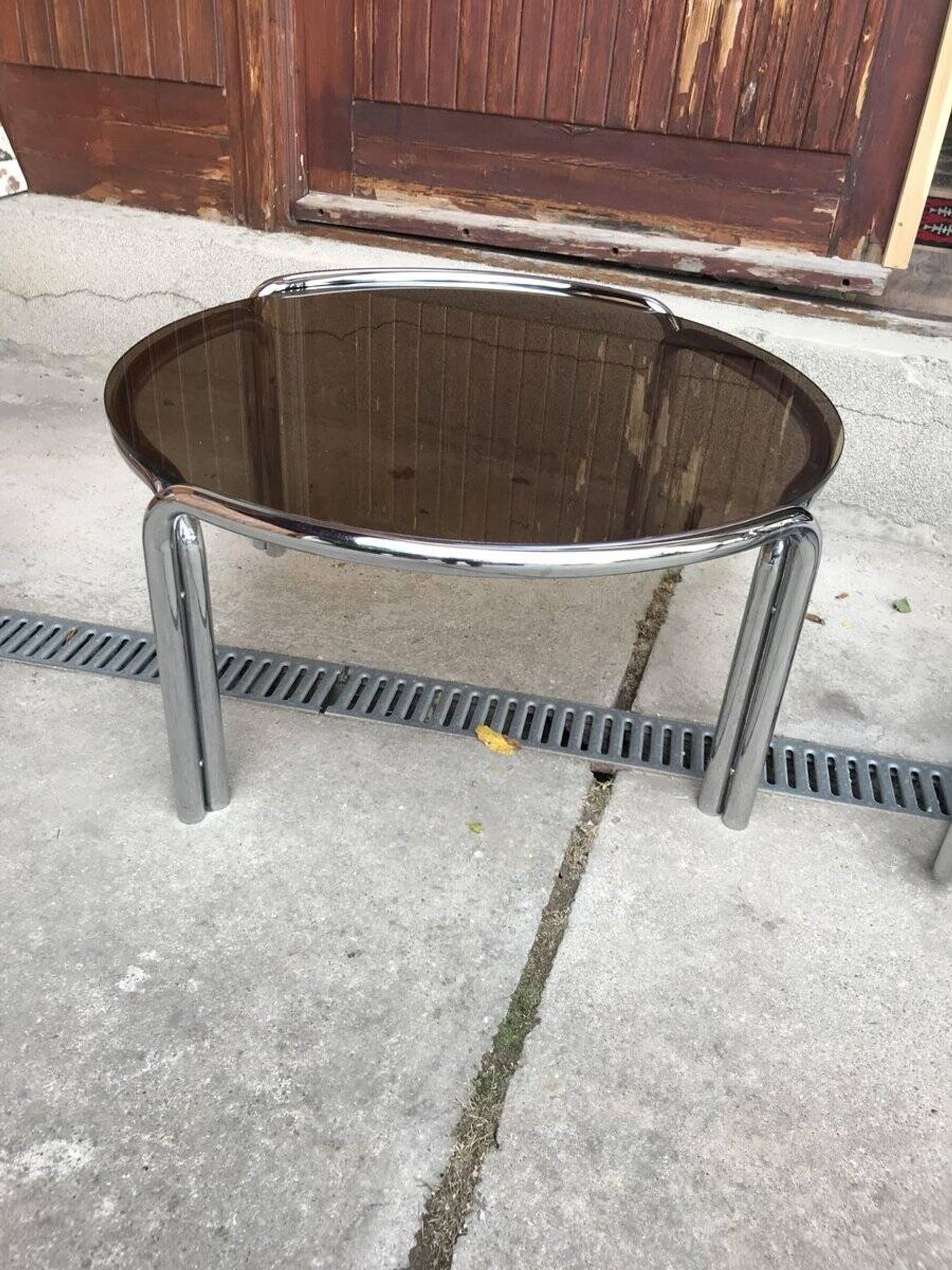 Mid-Century tubular coffee table with grey smoked glass and chrome metal, 1960s design.