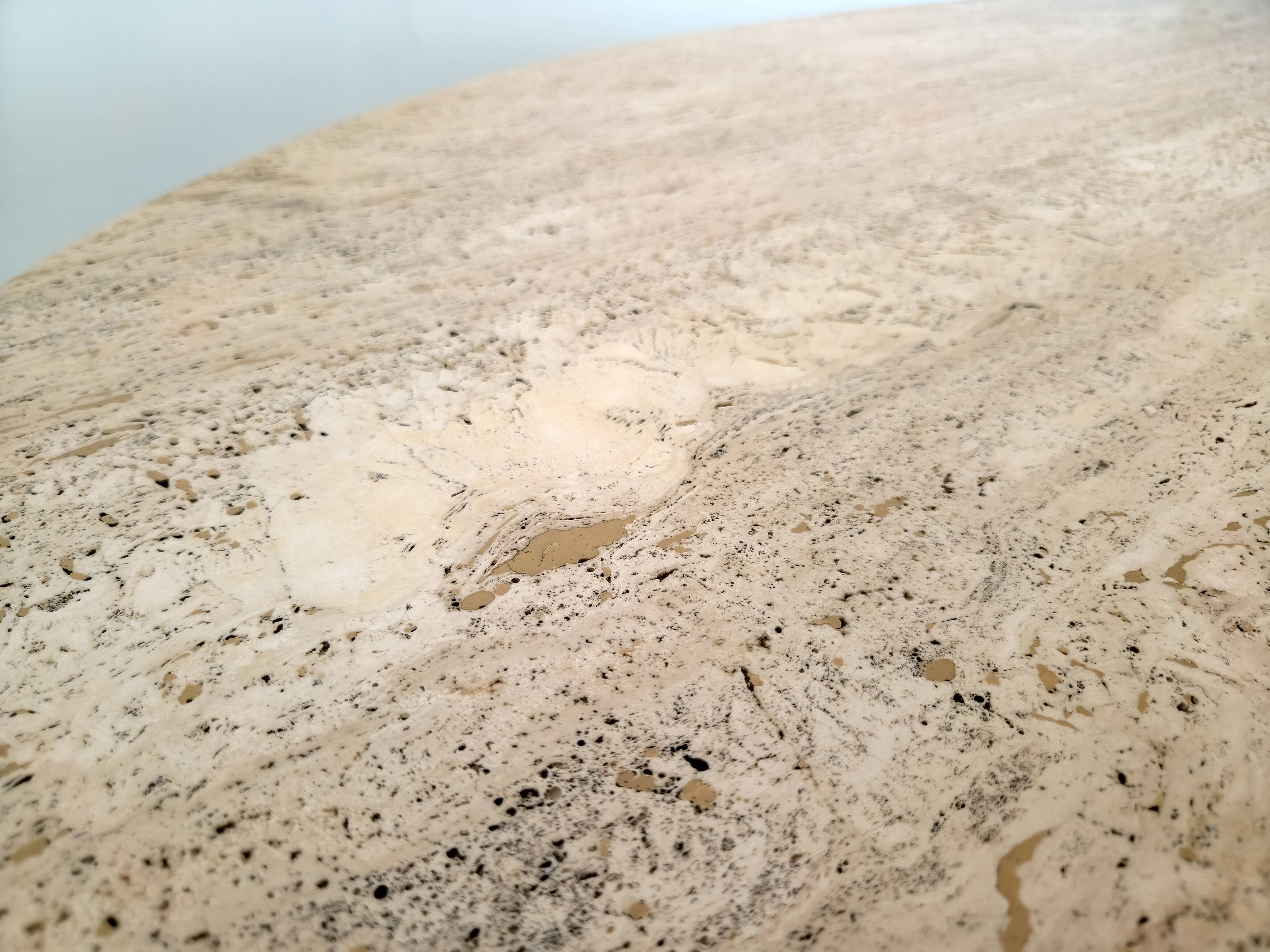 Mario Bellini – Il Colonnato – Italian travertine dining table, ca. 1980