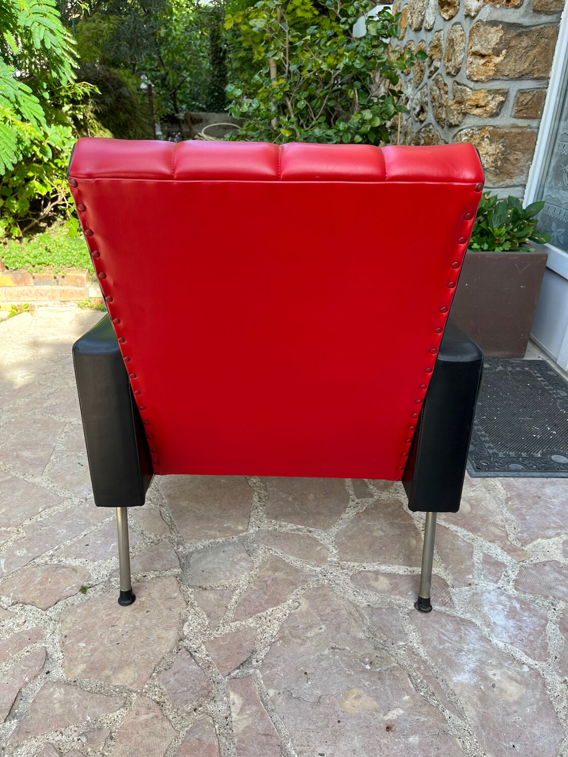 Pair of vintage armchairs in red and black Skai