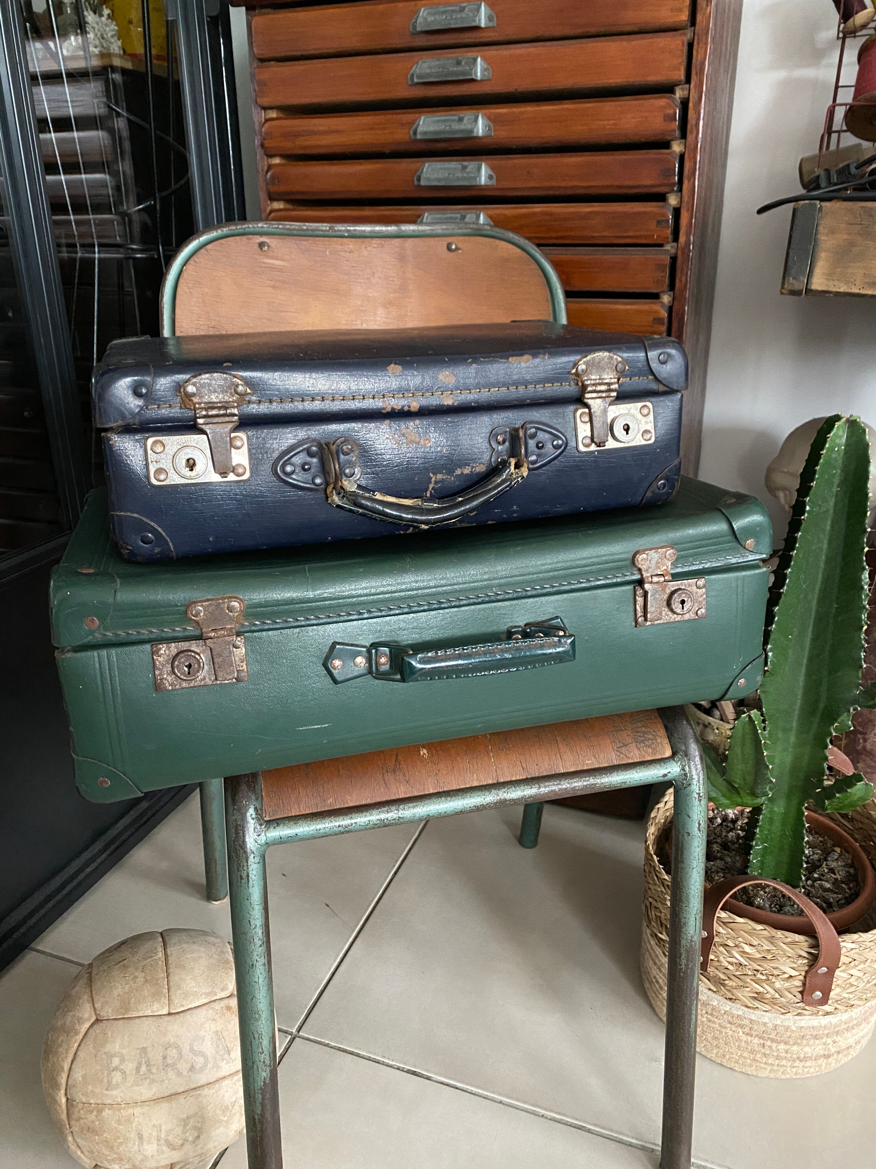 Set of 2 vintage suitcases