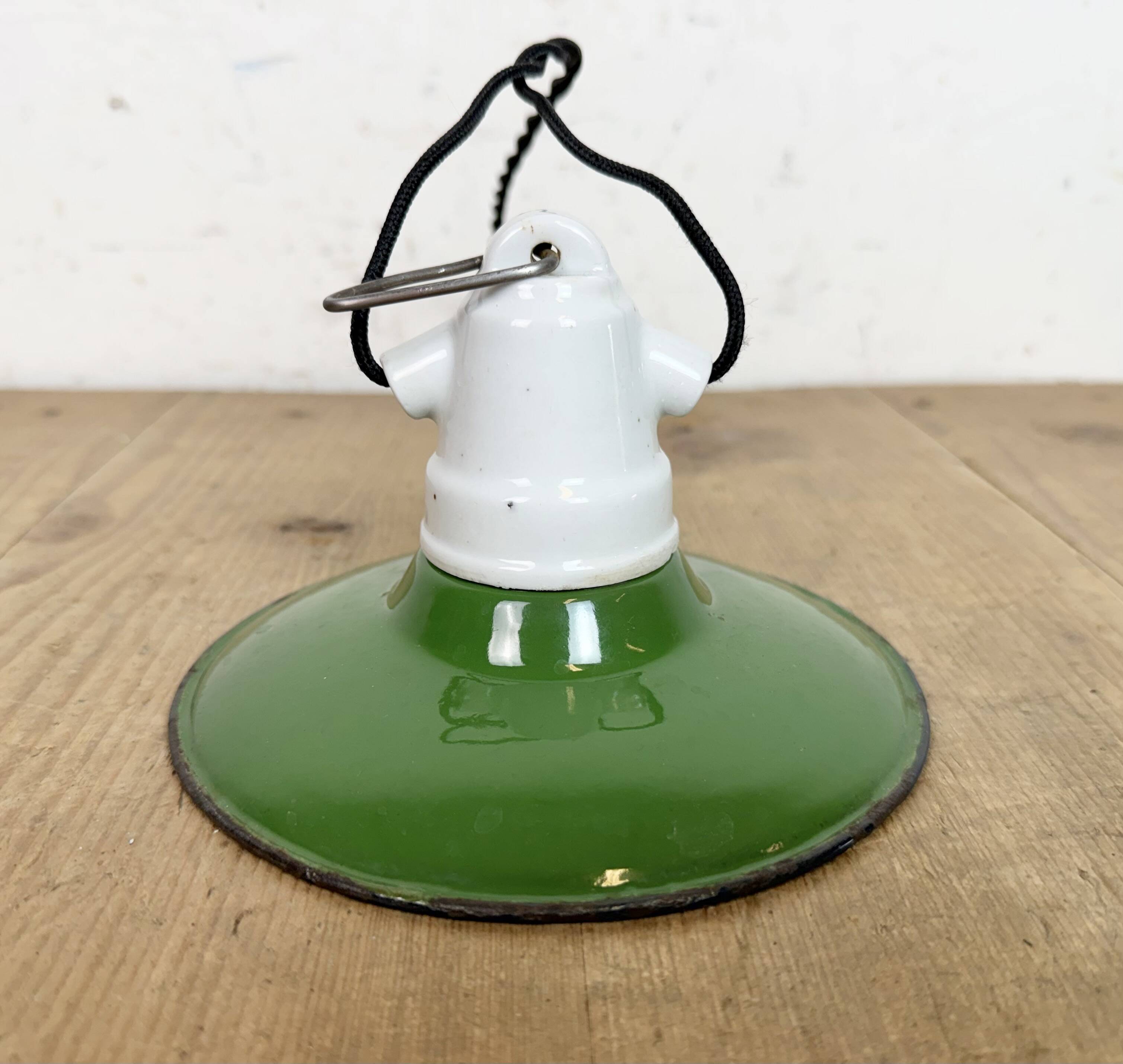 Suspension industrielle en émail vert, années 1950