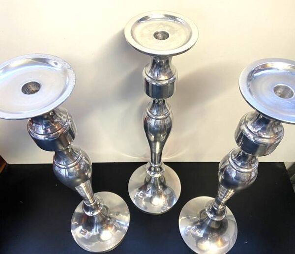 Trio de bougeoirs, chandeliers, flambeaux en aluminium brossé poli