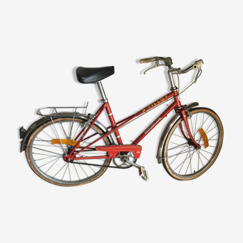 Vélo vintage rouge d'enfant des années '60 du marque Motobecane en bon état