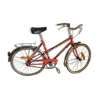 Vélo vintage rouge d'enfant des années '60 du marque Motobecane en bon état