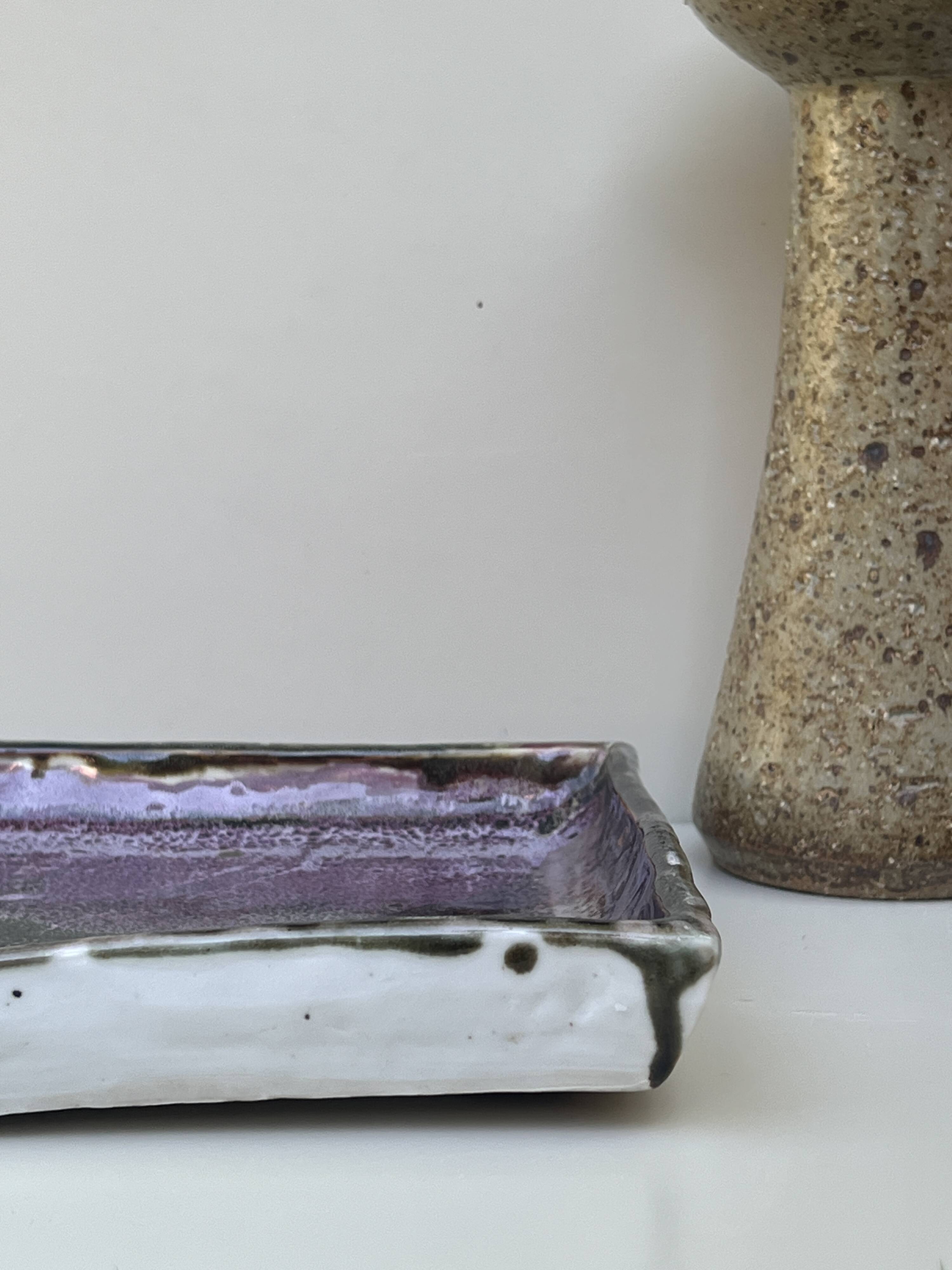 Plat / vide poche gres blanc chamoté & émaillé, pièce d'atelier signée 1970