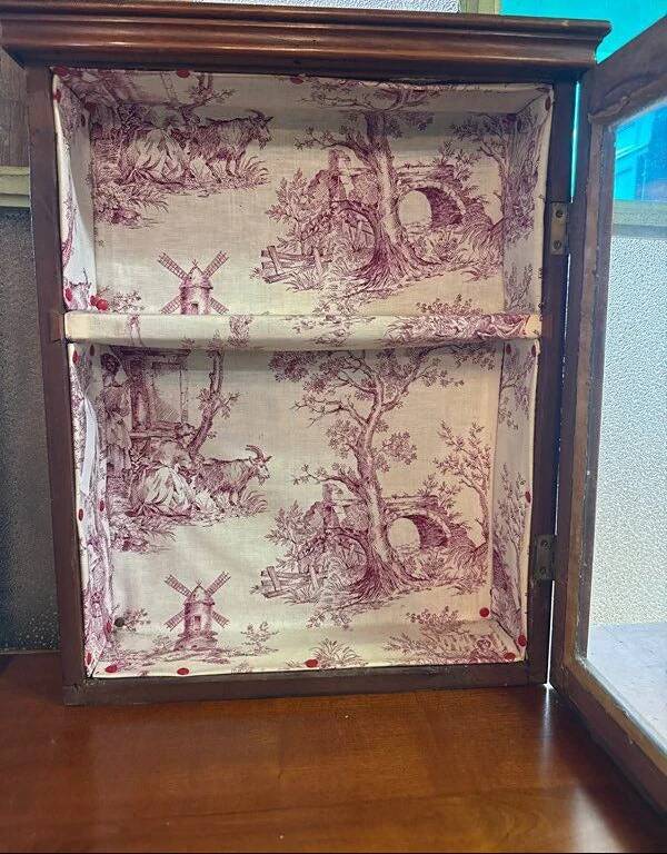 Vitrine murale en bois et toile de Jouy