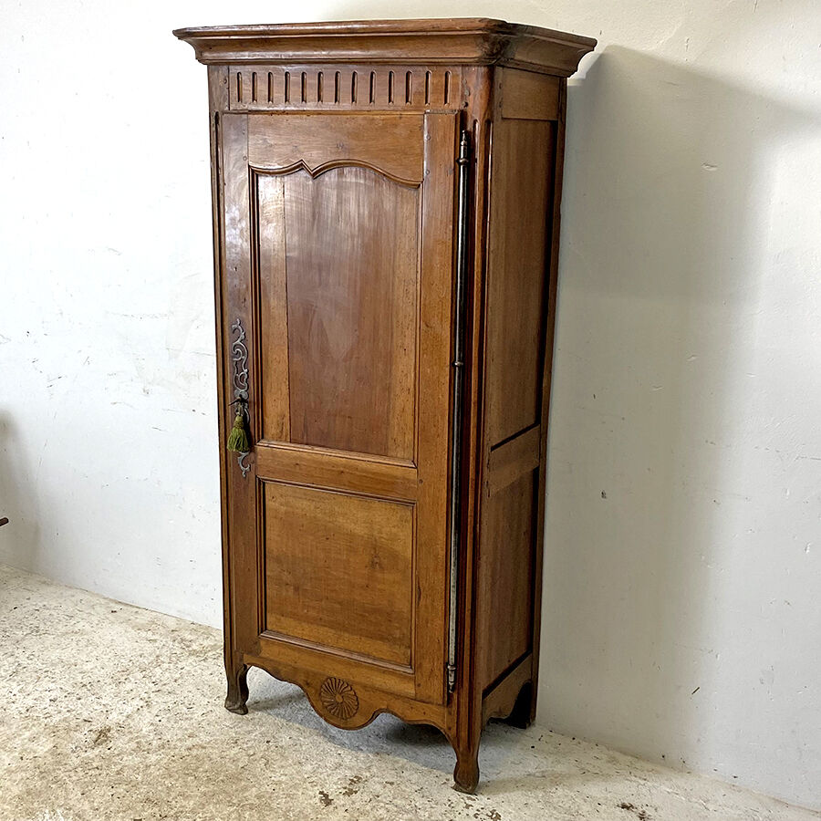 Bonnetière XIXth century solid walnut