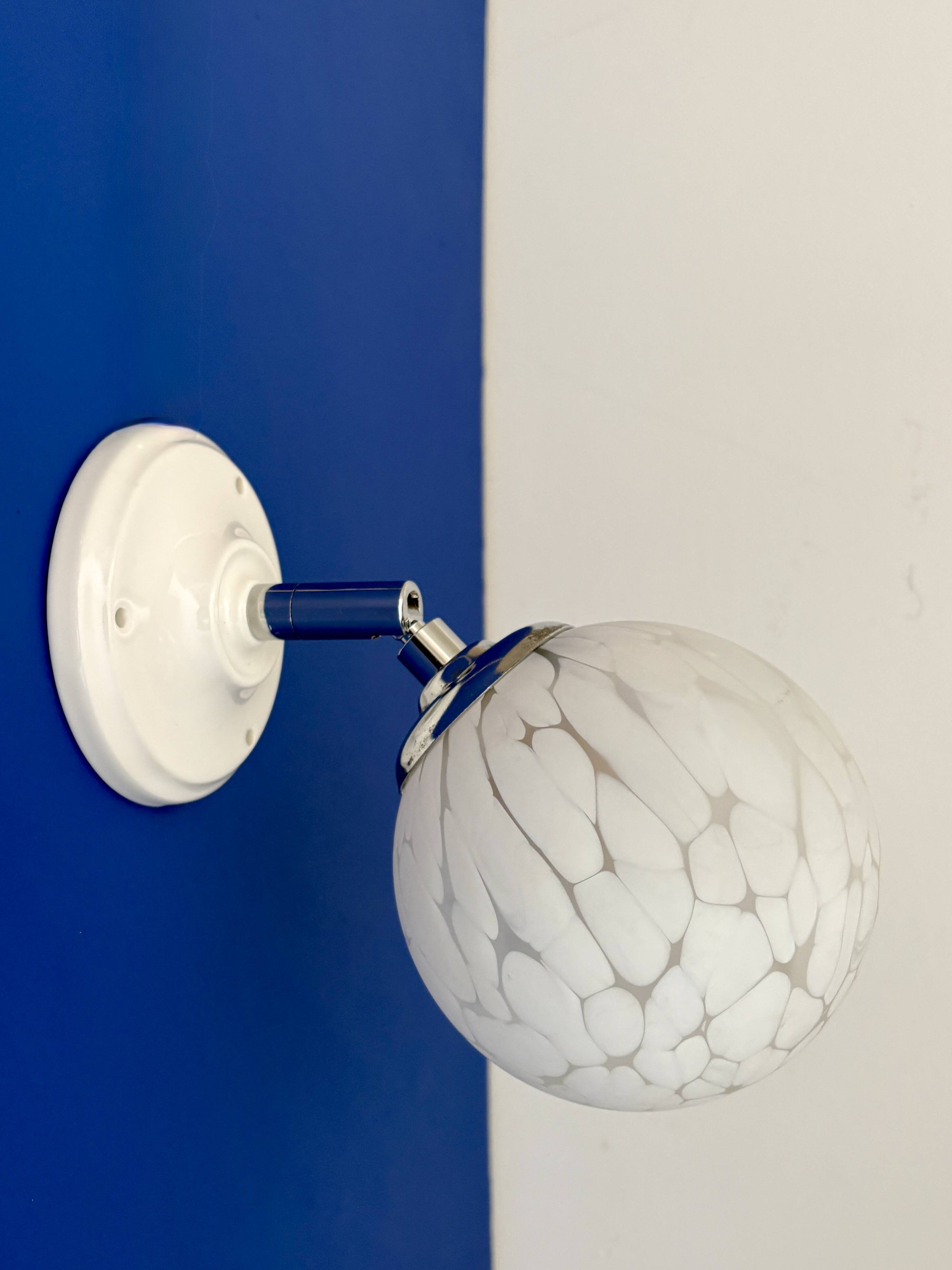 Applique globe vintage en verre de Clichy blanc