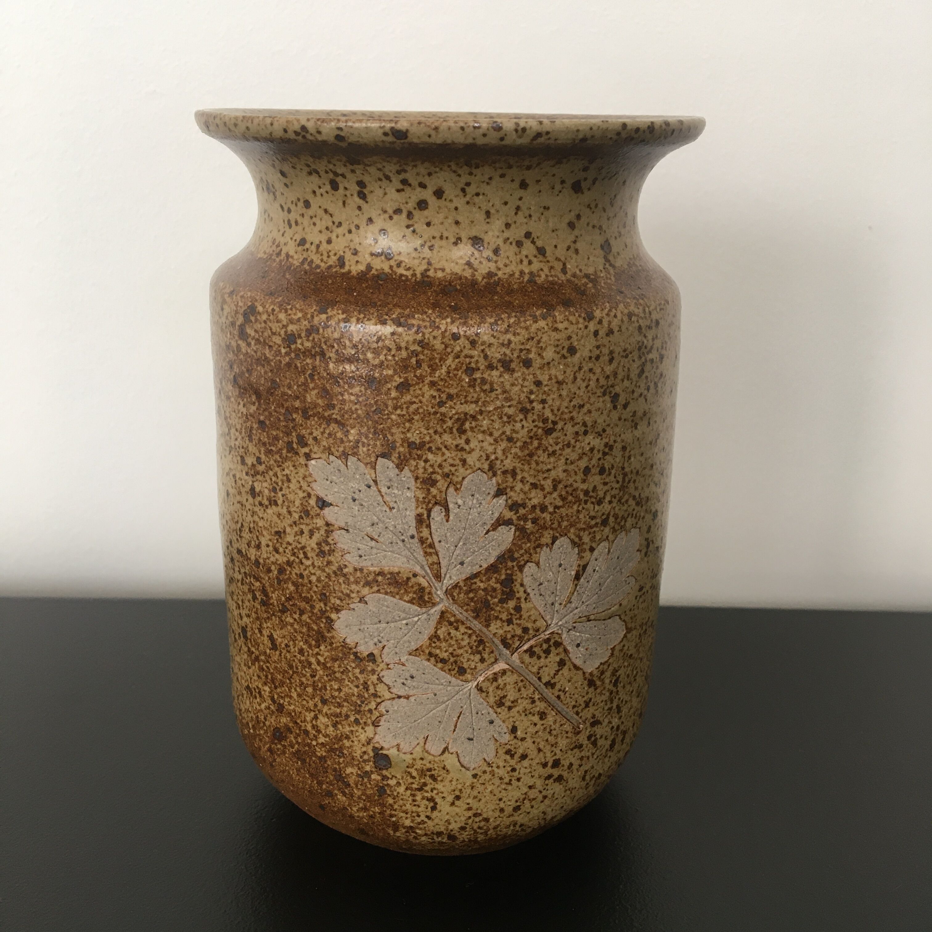 Enamelled sandstone vase decoration foliage