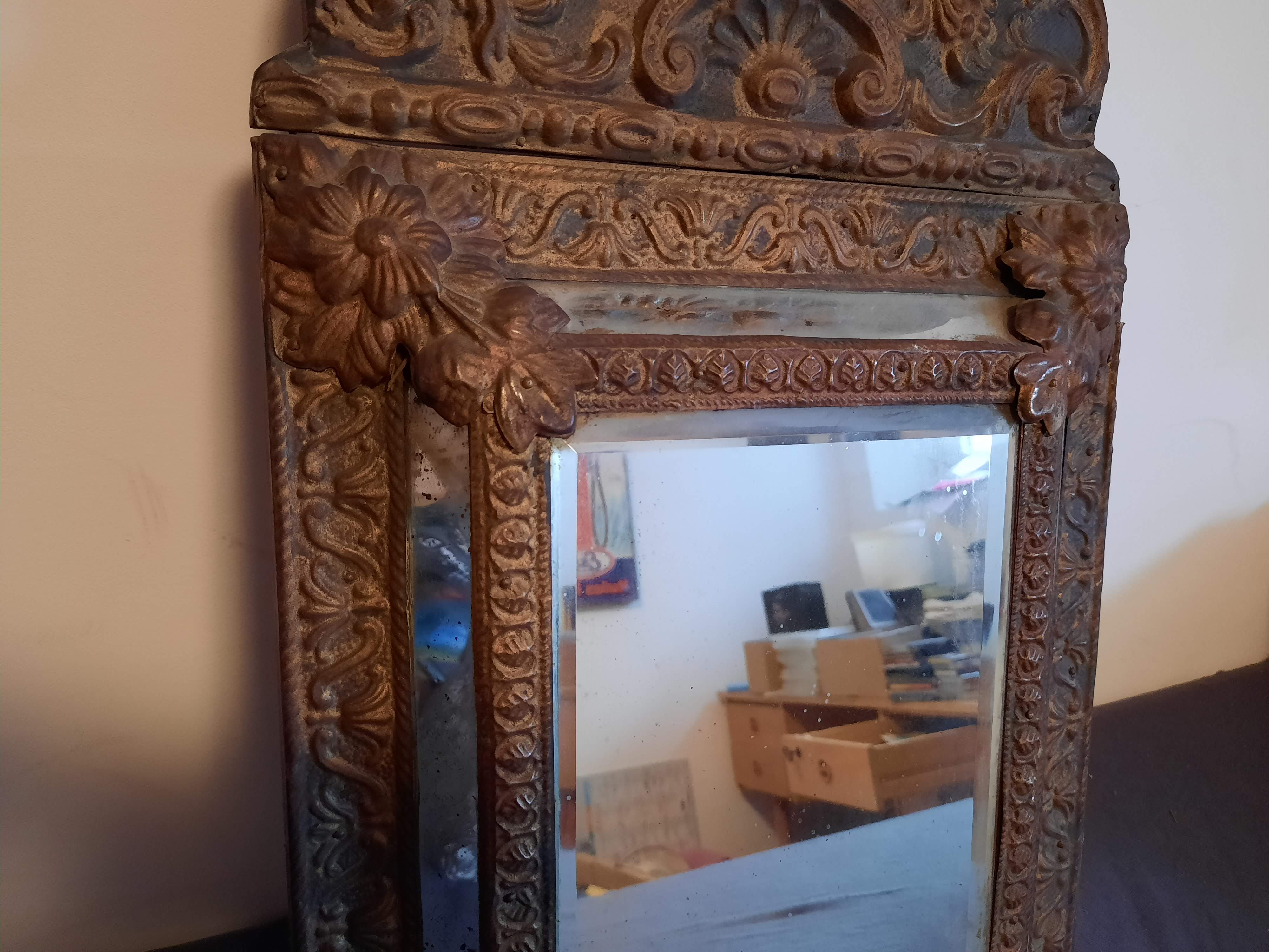 Closed-wall mirror