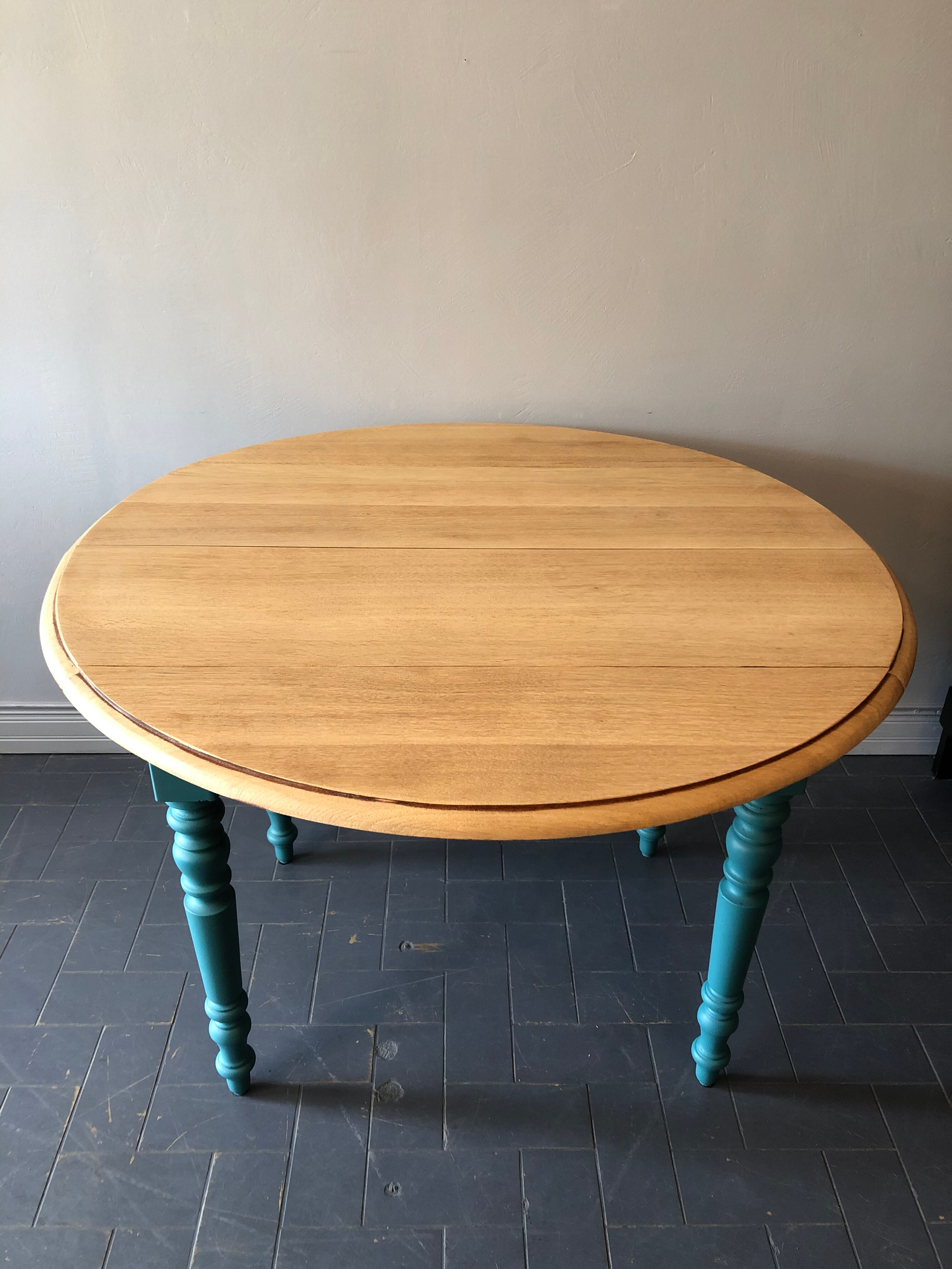 Roundtable with flaps and extensions