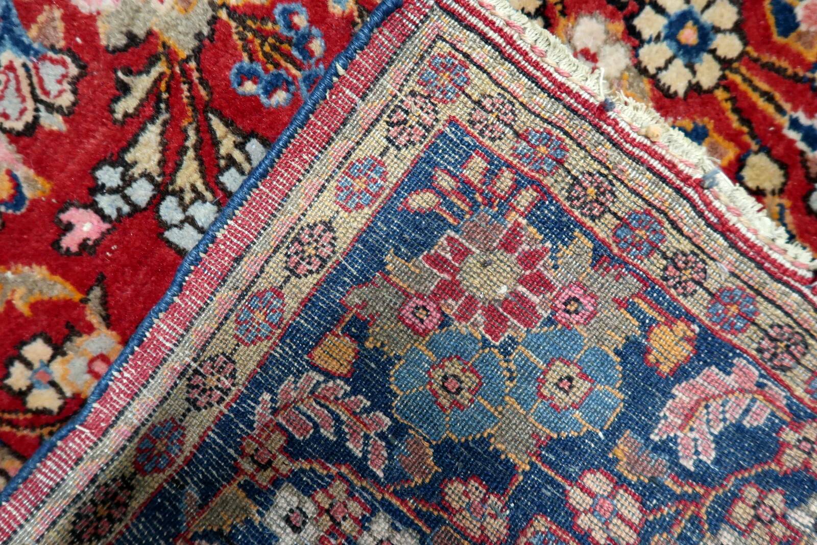 Handmade antique Persian Kashan rug 136cm x 201cm, 1910s