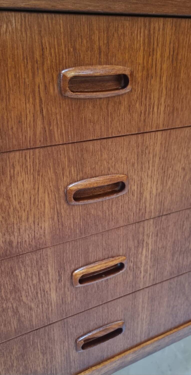 Commode à tiroirs du milieu du siècle