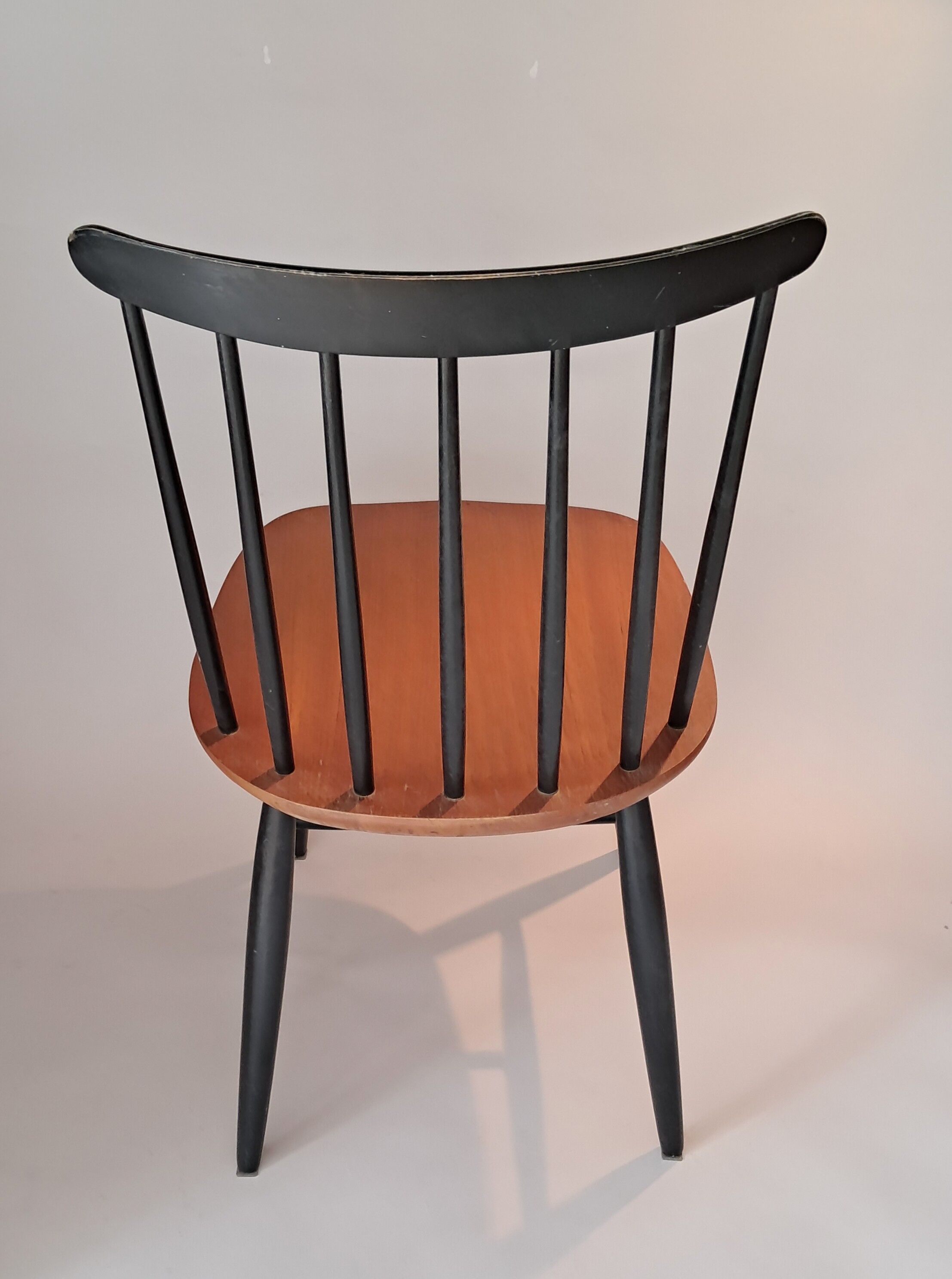 Pair of "Fanett" chairs designed by Ilmari Tapiovaara, circa 1970.