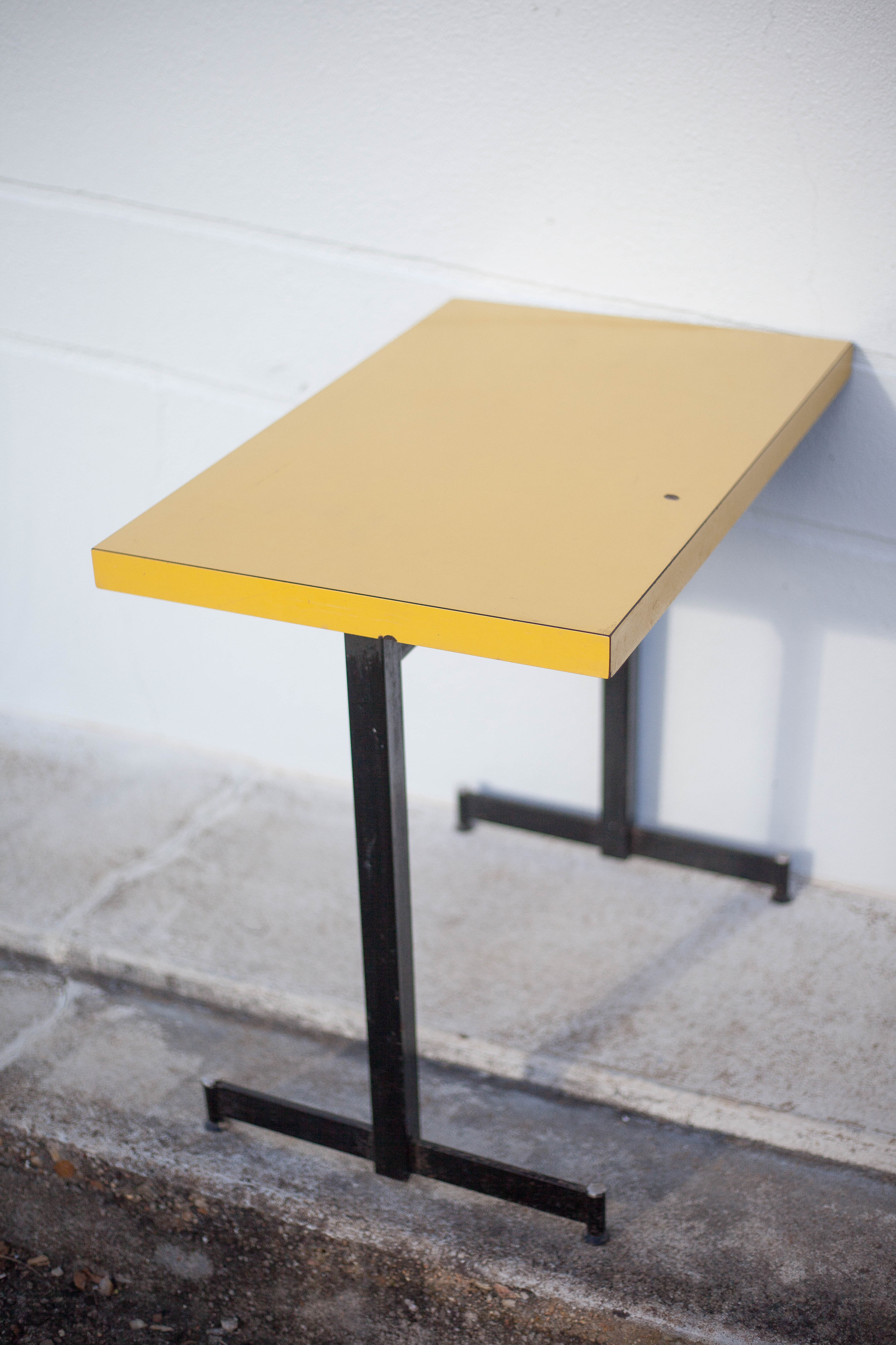 Table de bistrot en fer et formica jaune
