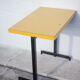 Table de bistrot en fer et formica jaune