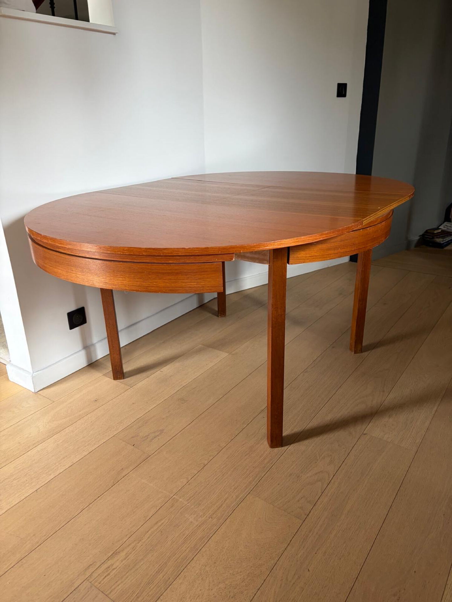Extendable teak round table