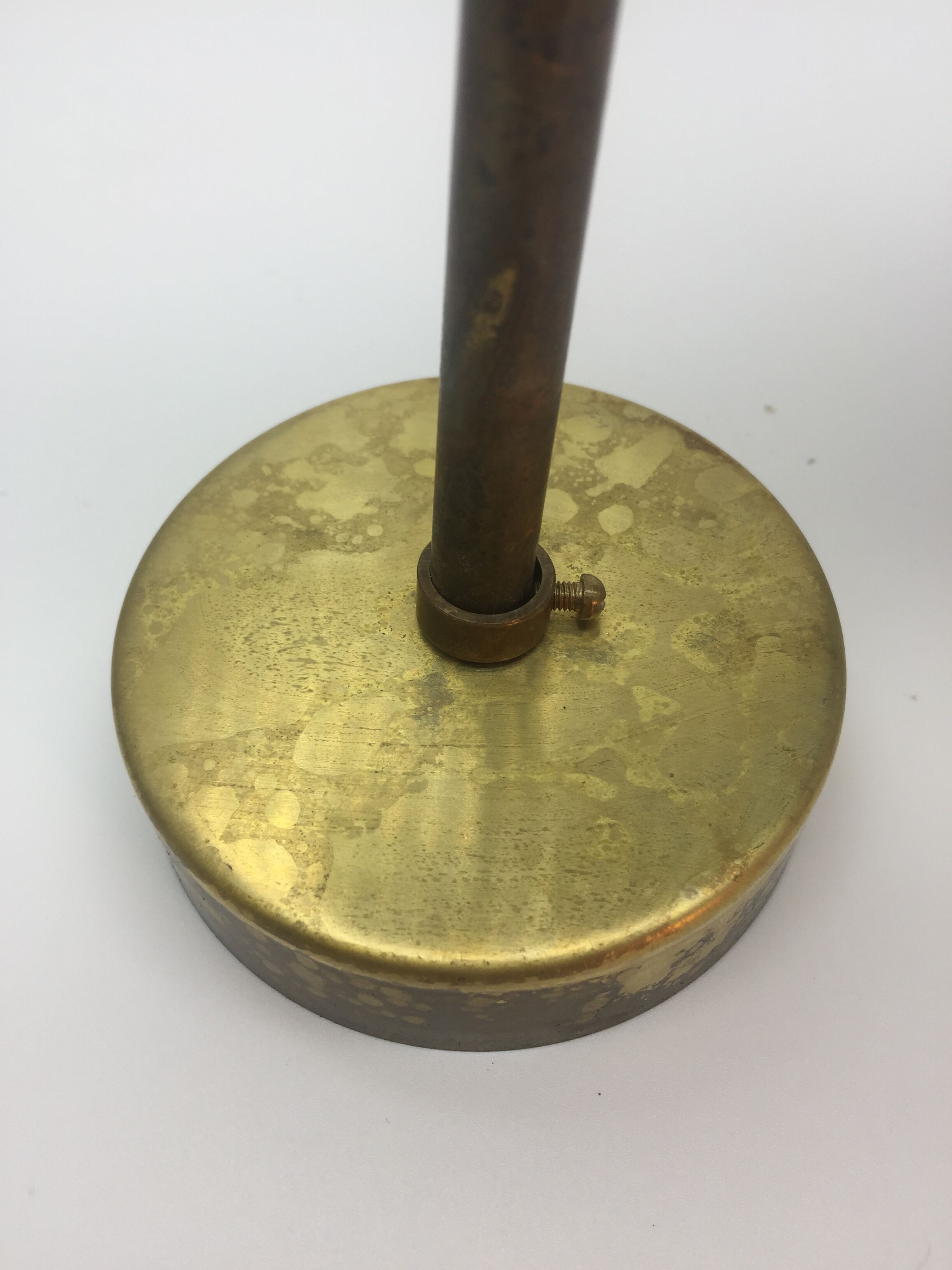 Applies in the style of Italian creations of the 50s