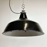 Suspension industrielle en émail noir avec dessus en fonte, années 1950