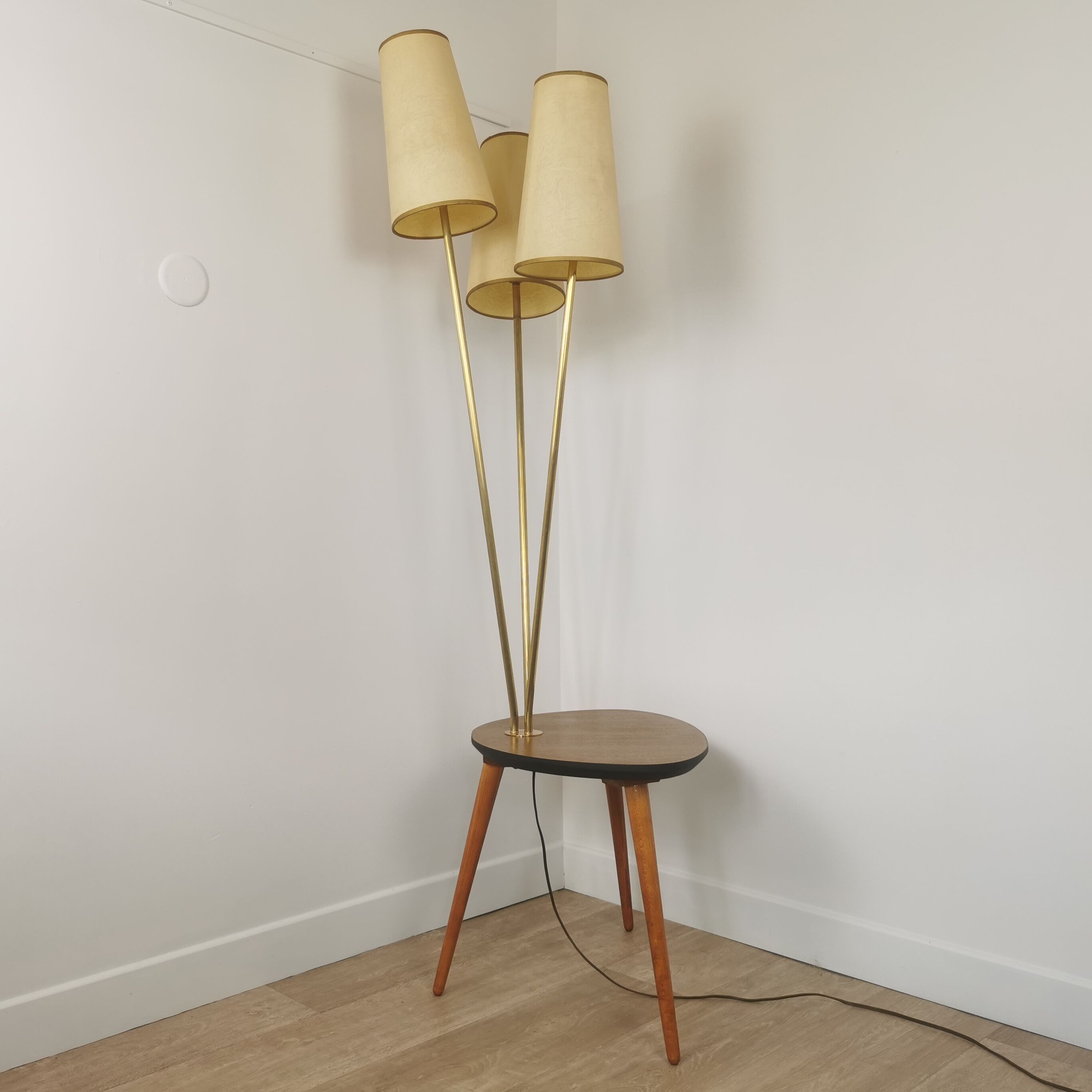 Lampadaire tripode avec tablette 60