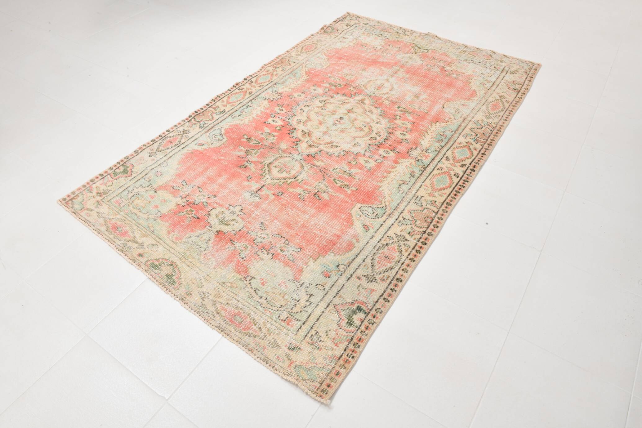 5x8 Coral Pink Classic Vintage Rug, 147x243 Cm