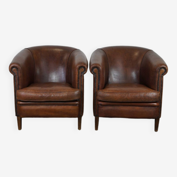 Ensemble de 2 fauteuils club en peau de mouton robuste avec une superbe apparence de couleur cognac foncé