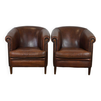 Ensemble de 2 fauteuils club en peau de mouton robuste avec une superbe apparence de couleur cognac foncé