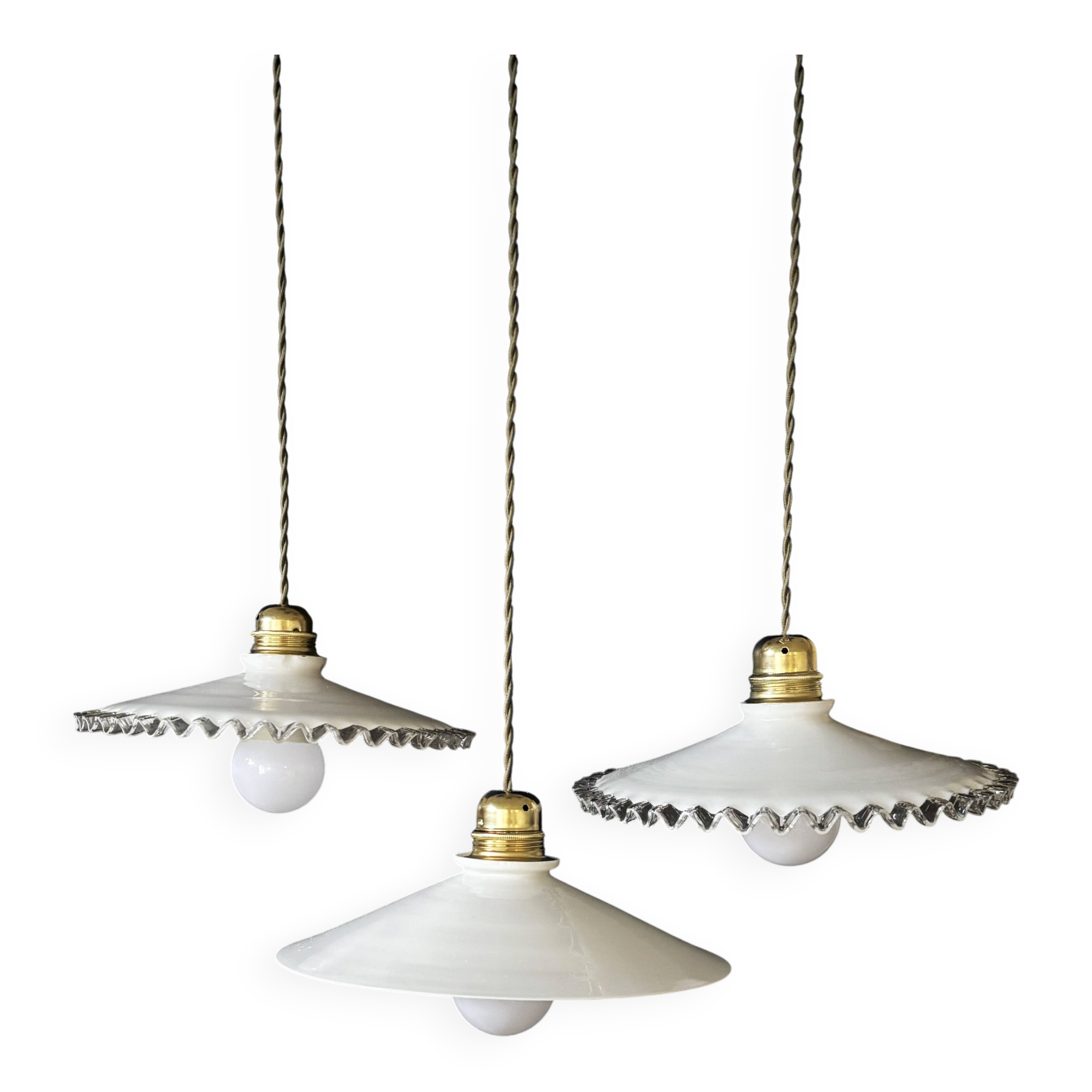 Lot de 3 suspensions vintage en opaline blanche cable vert khaki, France
