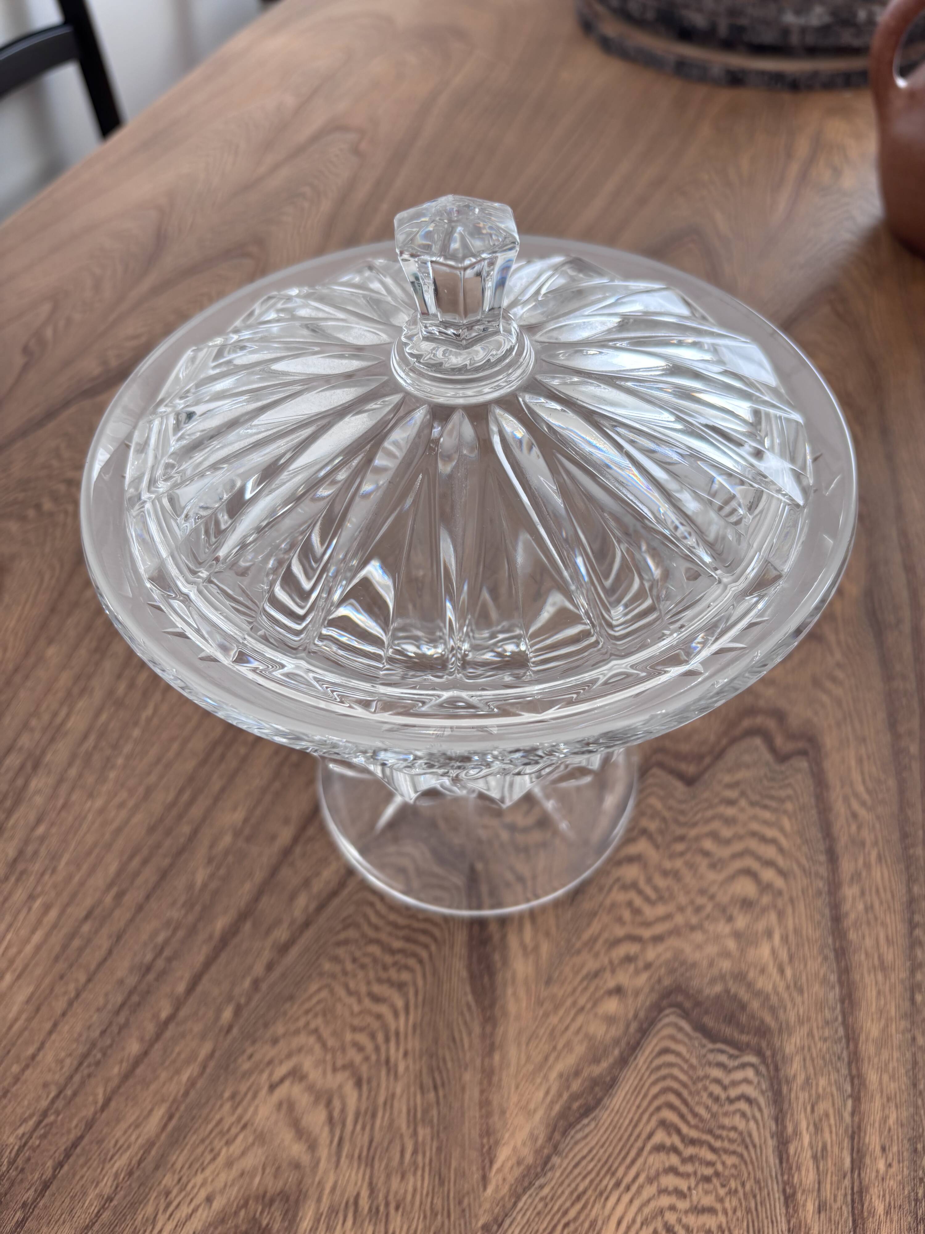 Cut crystal bonbonnière from Bohemia on a pedestal with a lid.