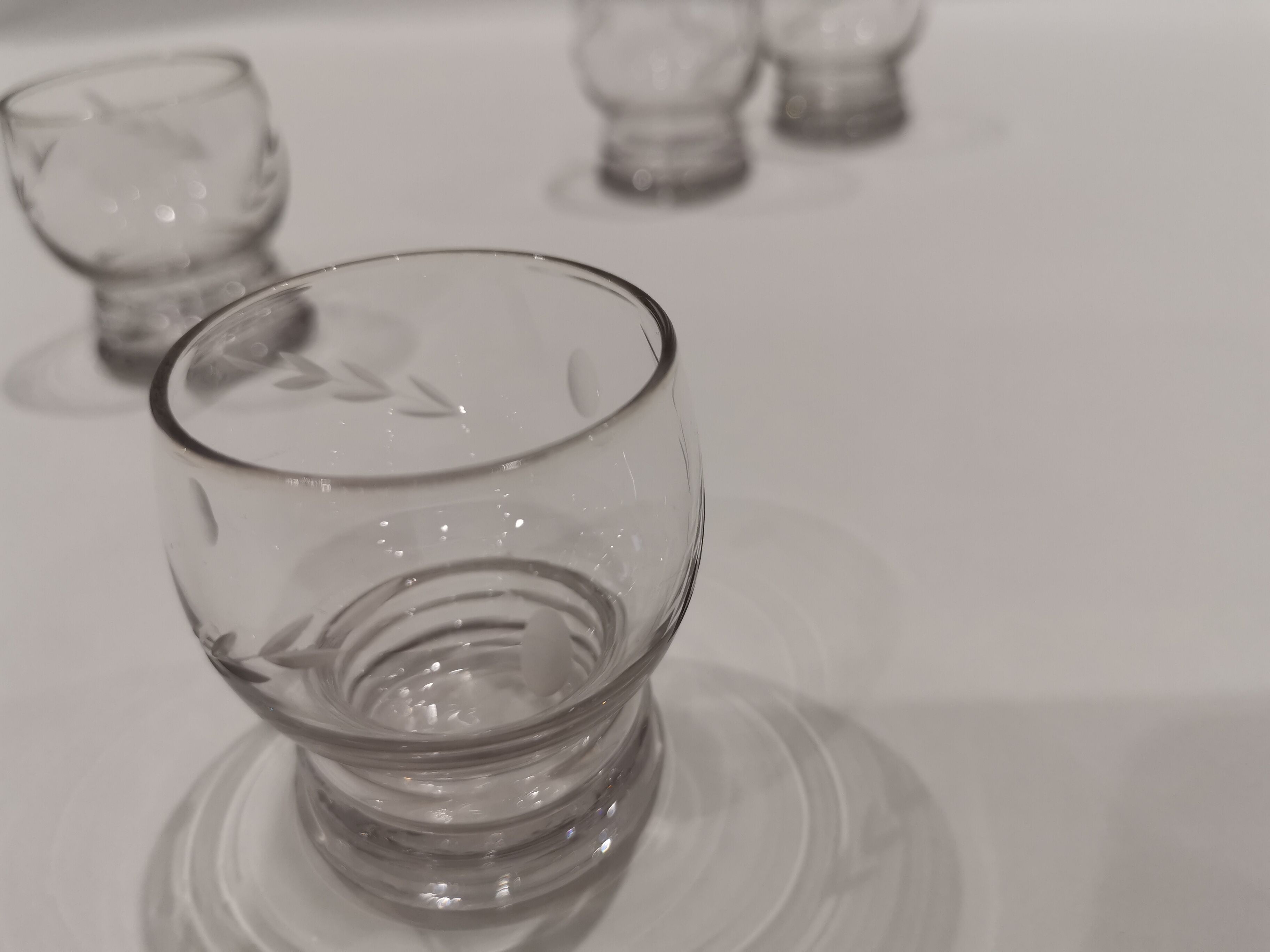 4 small liquor glasses shape engraved ball "ear of wheat"