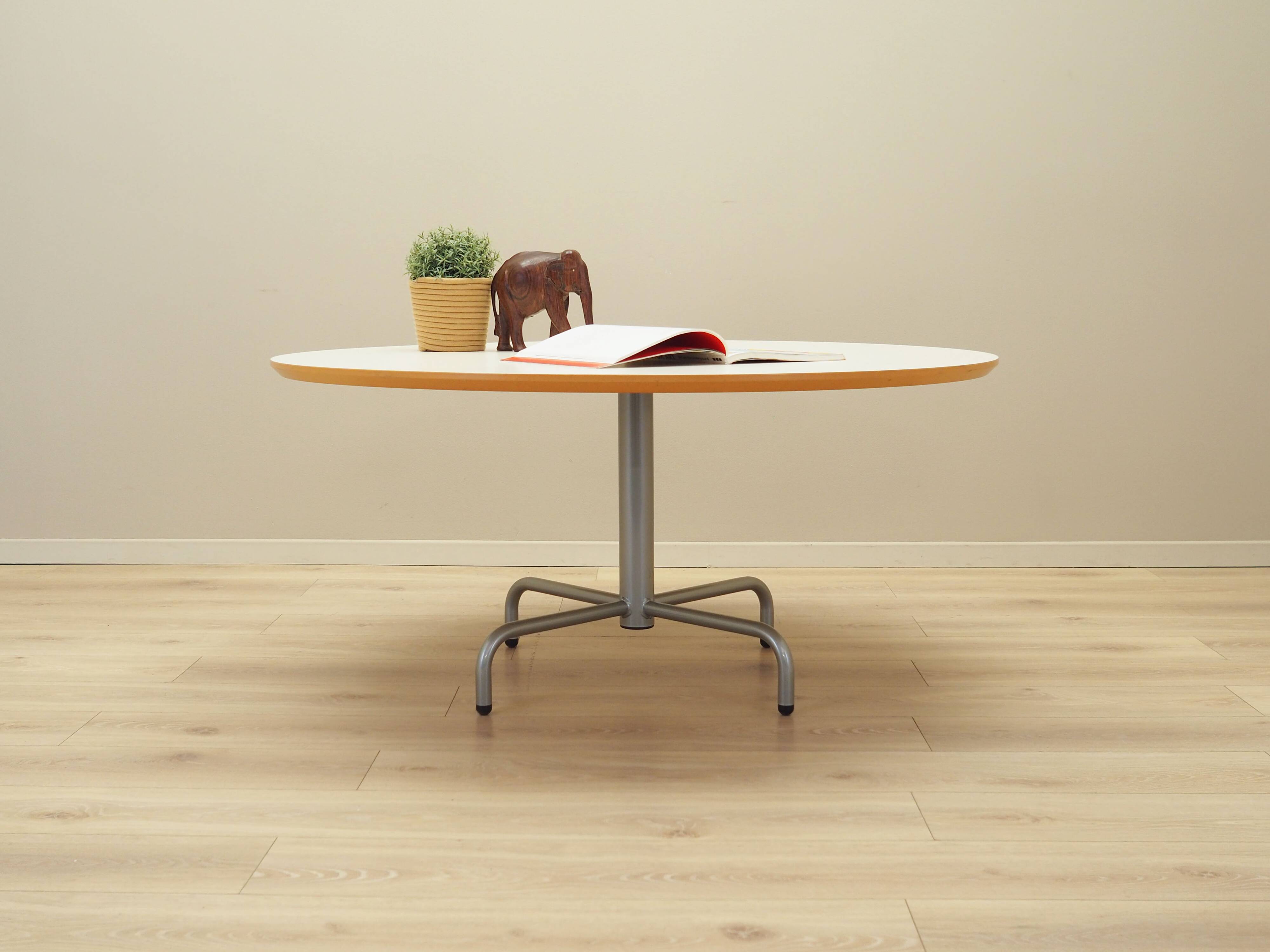 Round table, Danish design, 1990s, production: Denmark