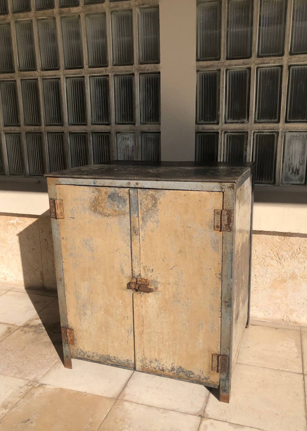 Metal workshop cabinet