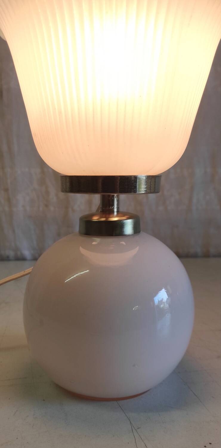 Lampe à poser en verre opalin rose - mid. XXeme