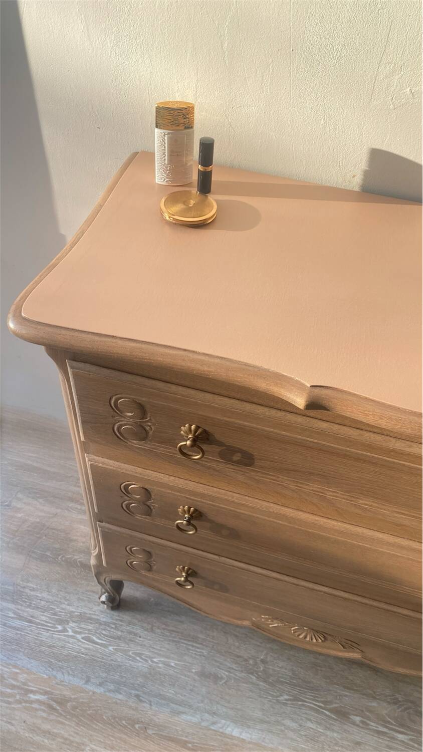 Commode style Louis XV rénovée -bois et couleur nude