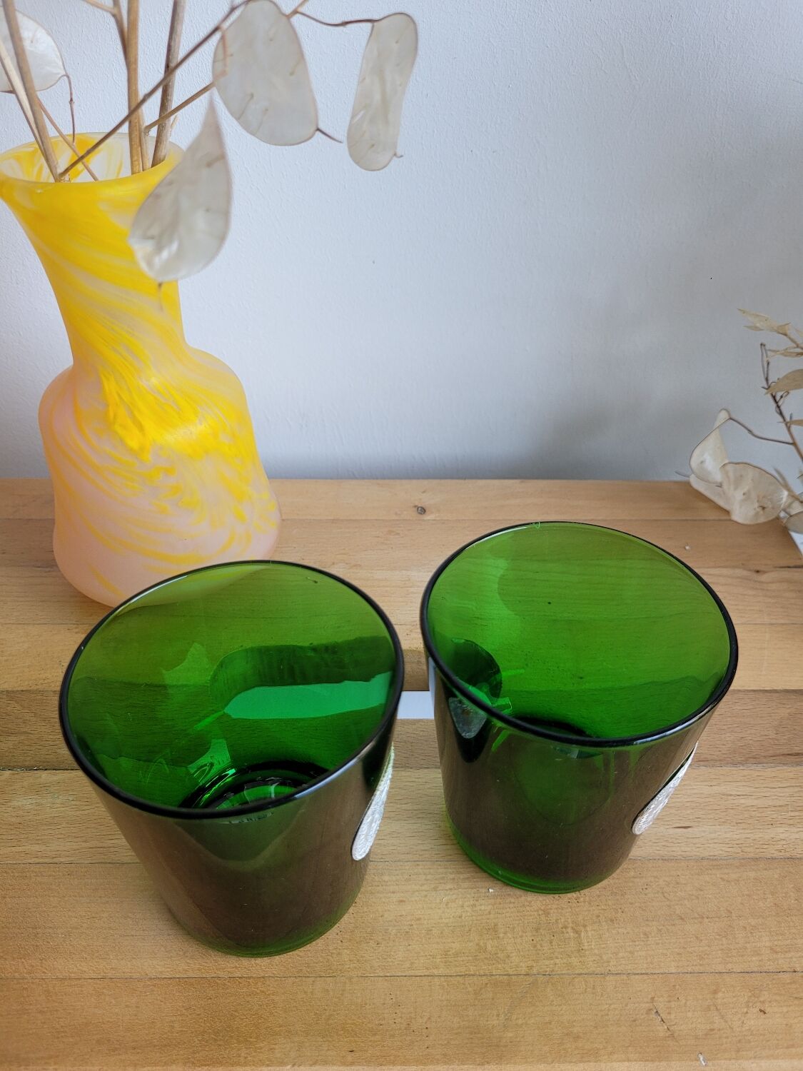 Set of 2 glasses with Dubonnet medallions