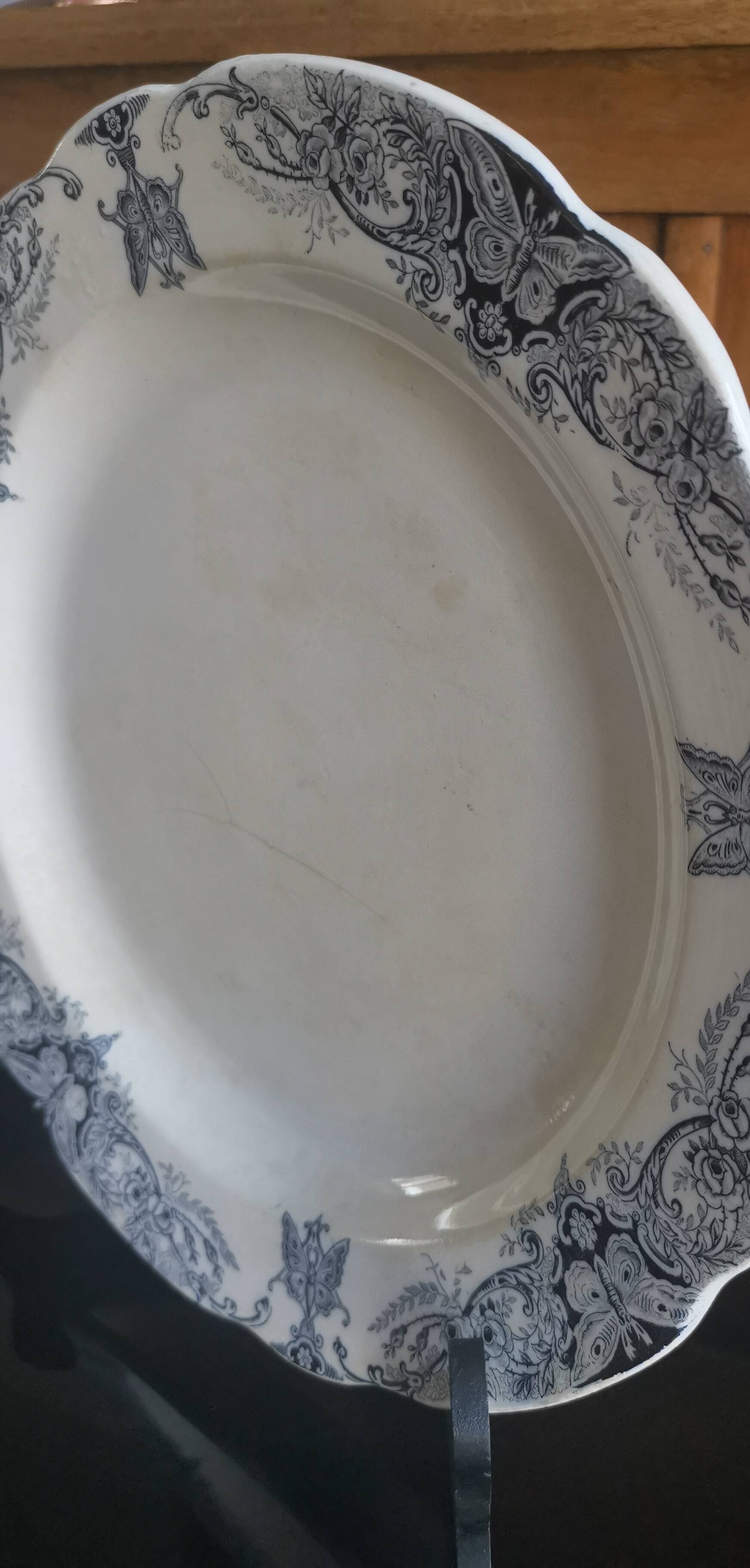 Round earthenware dish "butterflies" model Manufacture Impériale et royale Nimy de Belgique