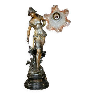 Importante lampe Art Nouveau représentant une élégante femme drapée