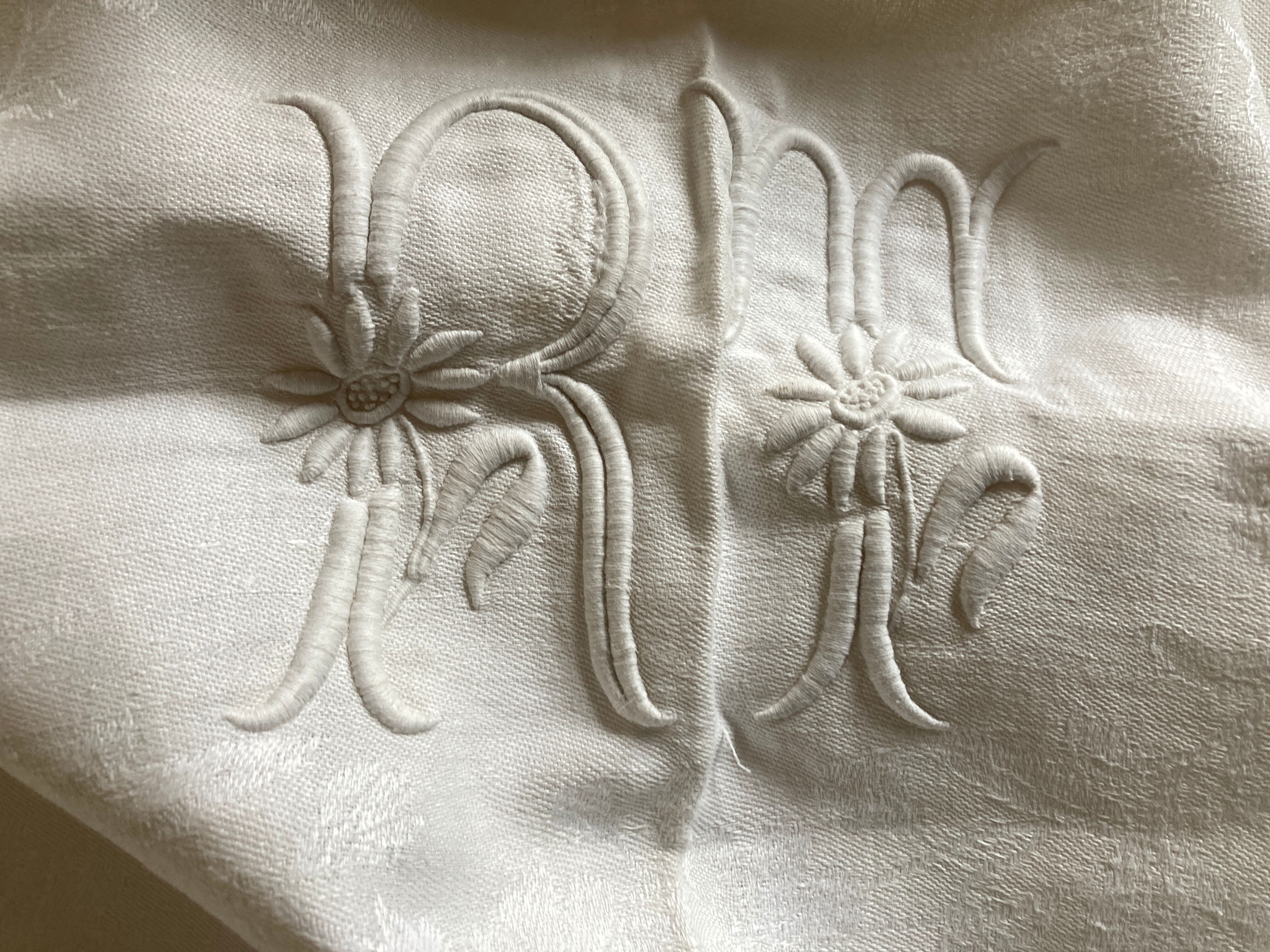 Tablecloth and 8 damask linen napkins embroidered RT circa 1900.