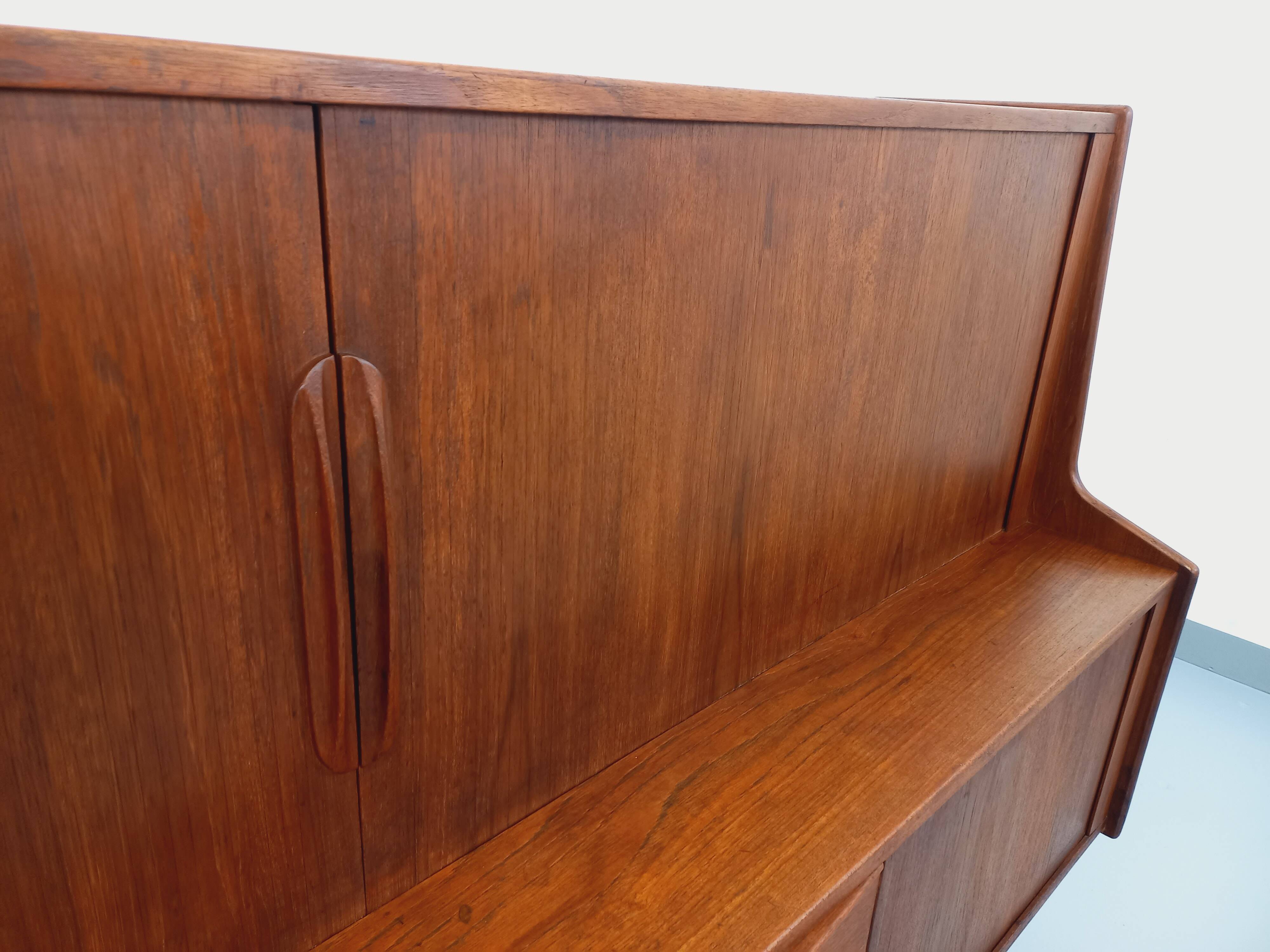 Enfilade mi-haute scandinave vintage Ib Kofod-Larsen pour Faarup en teck