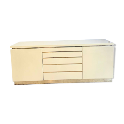Buffet Jean-Claude Mahey en laque beige et laiton – circa 1970