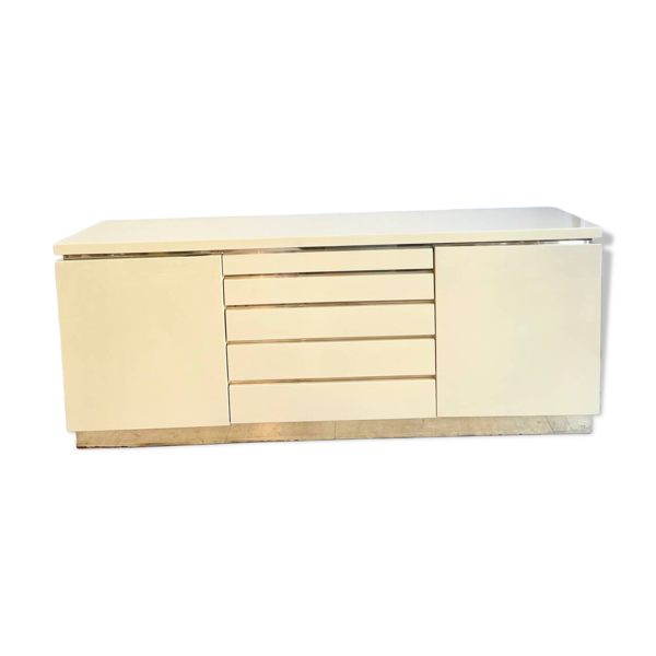 Buffet Jean-Claude Mahey en laque beige et laiton – circa 1970