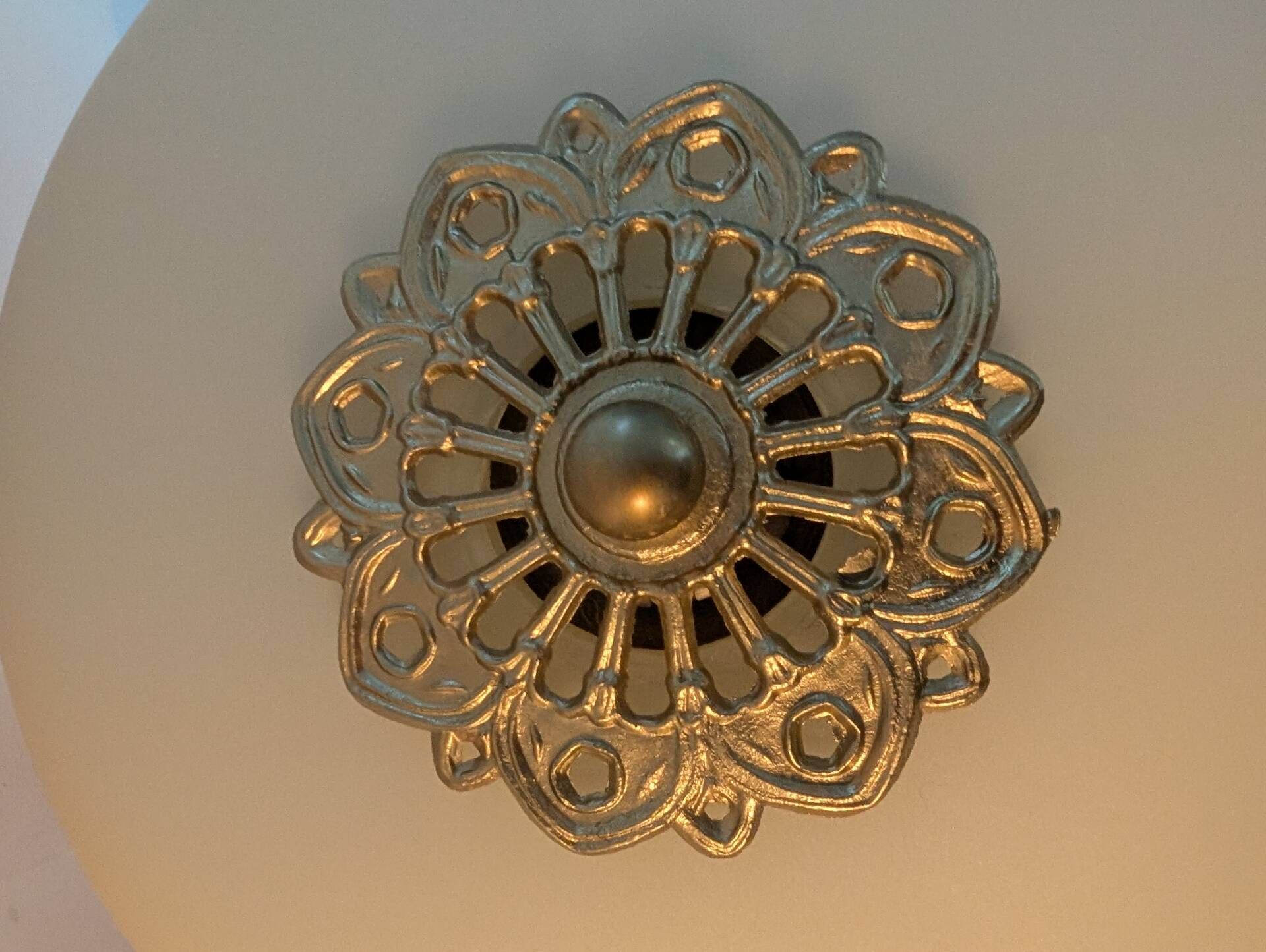 Lampe à poser vintage revisitée – Métal doré & Abat-jour opaline