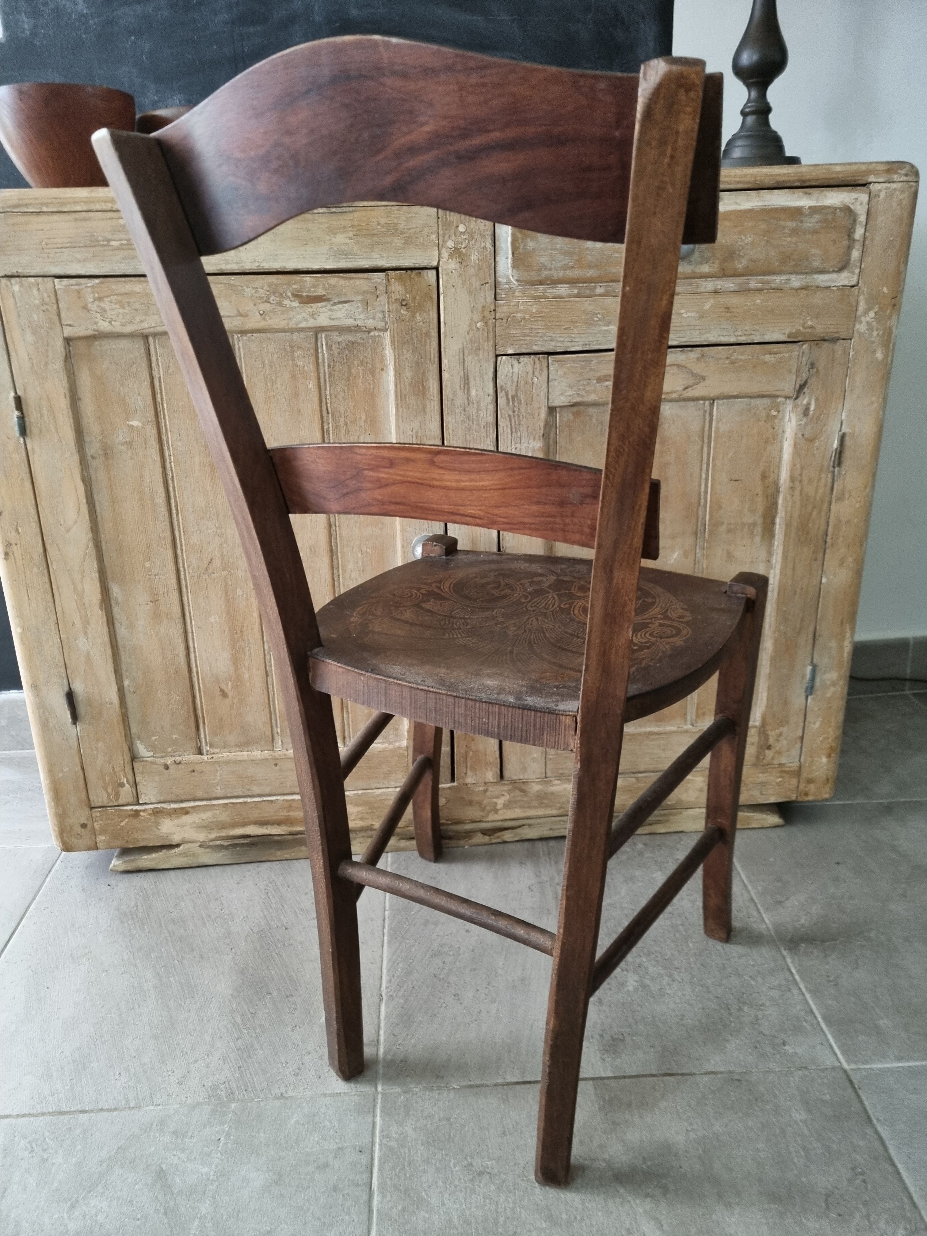 Chaise bistrot gravée
