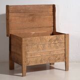 Coffre ancien en bois sculpté de style primitif, c.1920