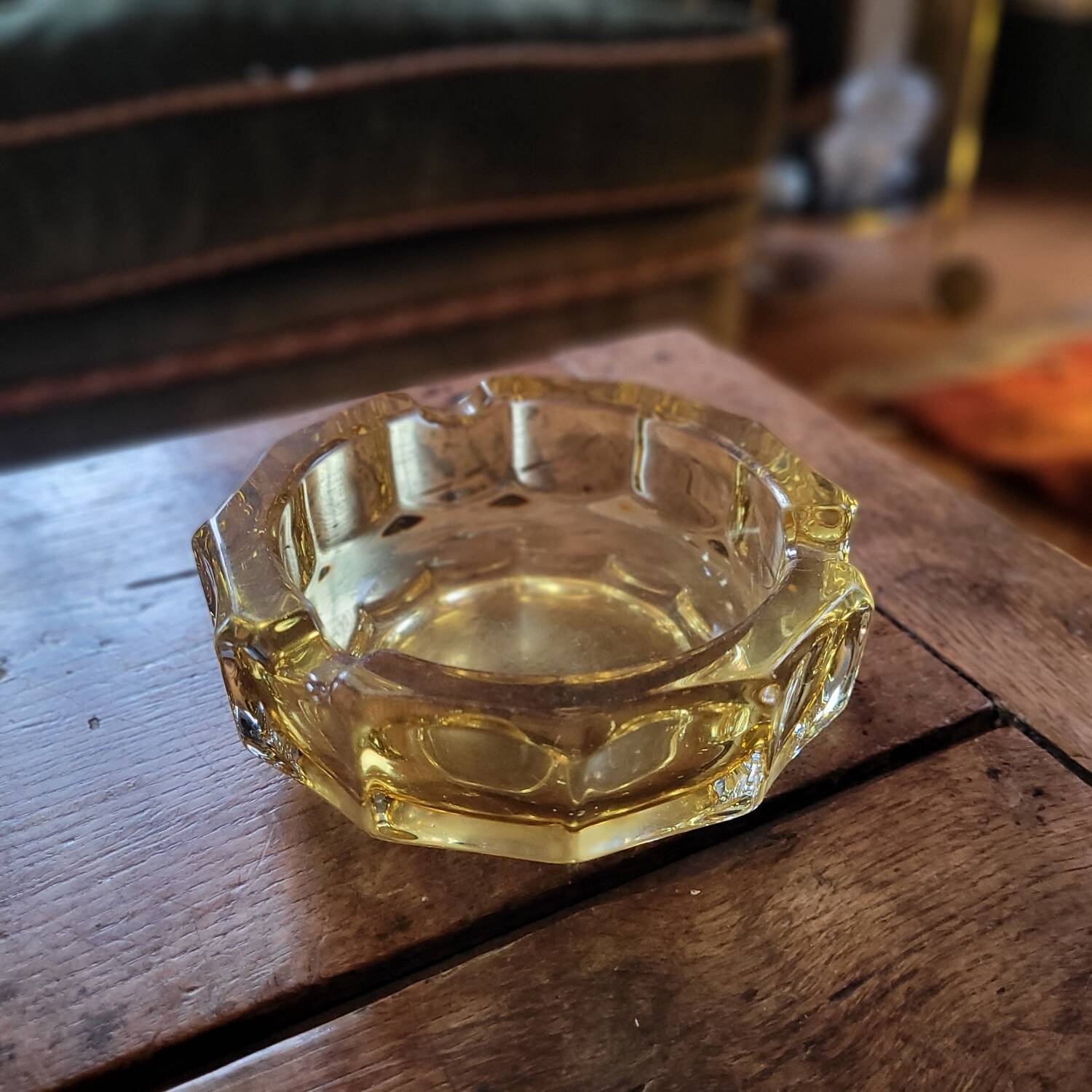 Cendrier en verre ambré – Années 60–70Cendrier en verre ambré – Années